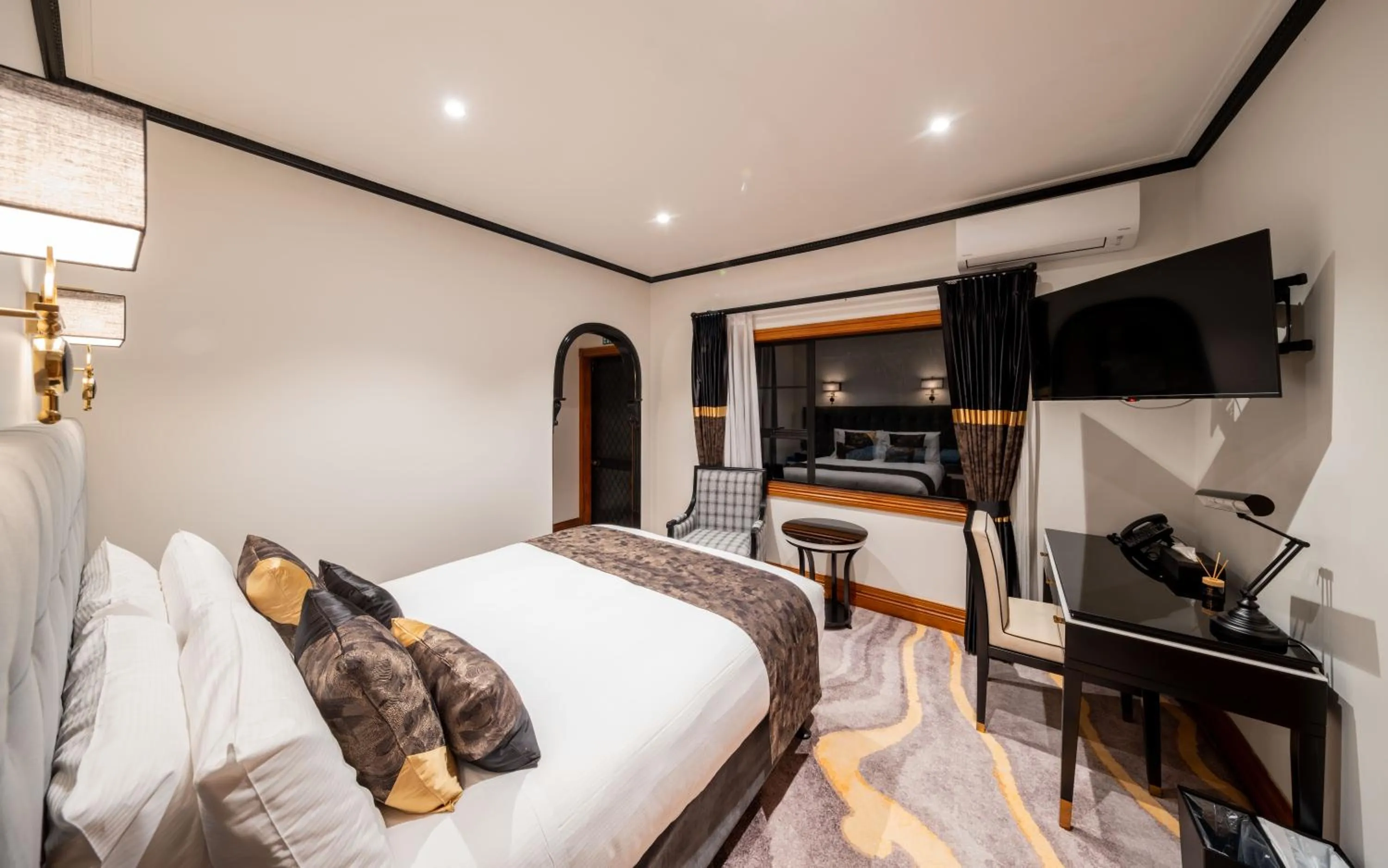 Photo of the whole room, Bed in Hana Lodge