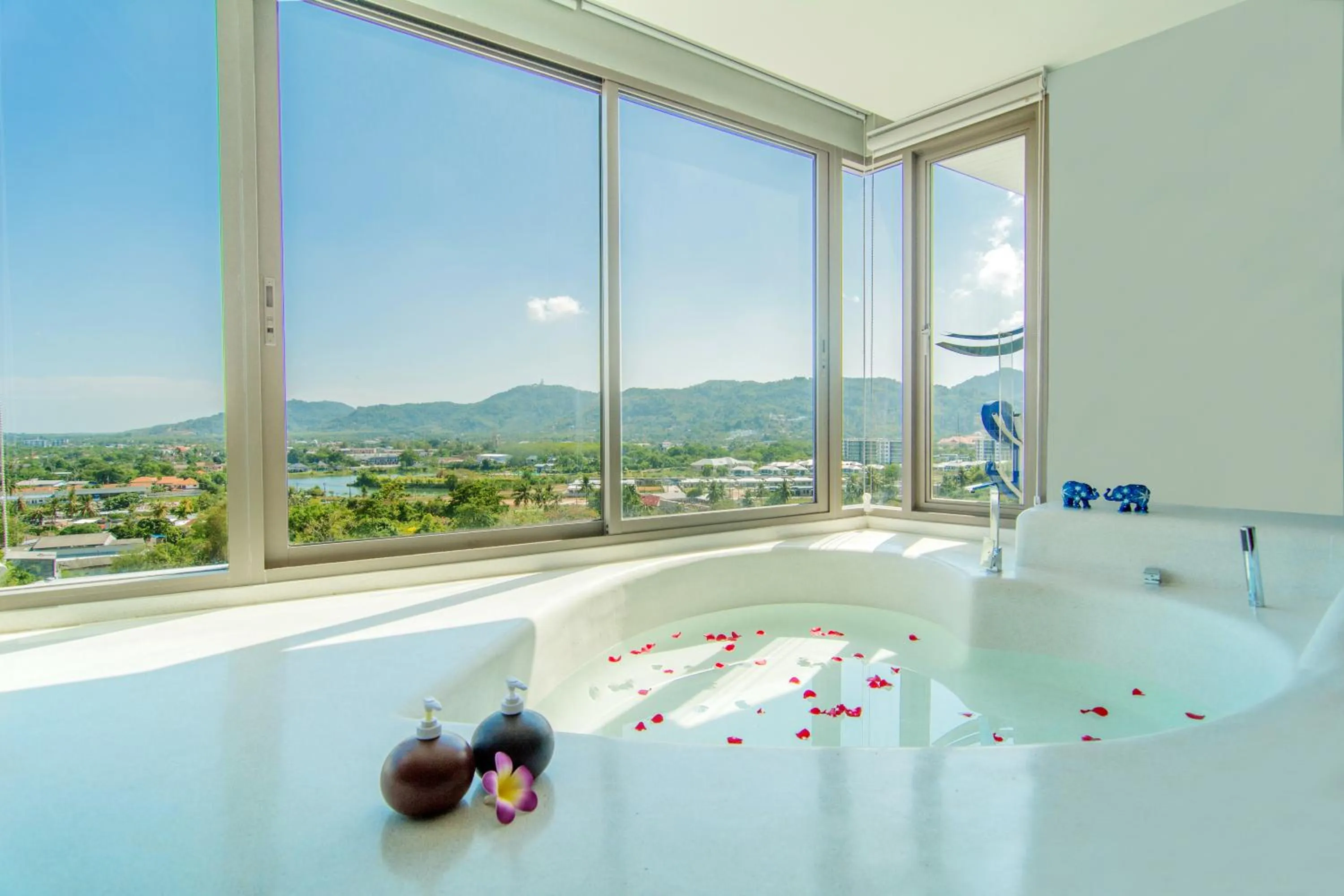 Hot Tub in The Blue Hotel