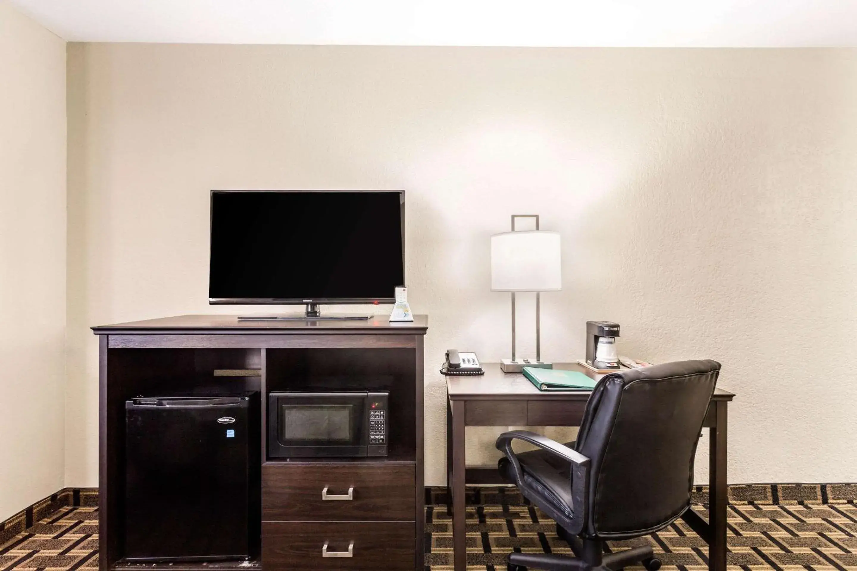 Photo of the whole room, TV/Entertainment Center in Quality Inn Downtown