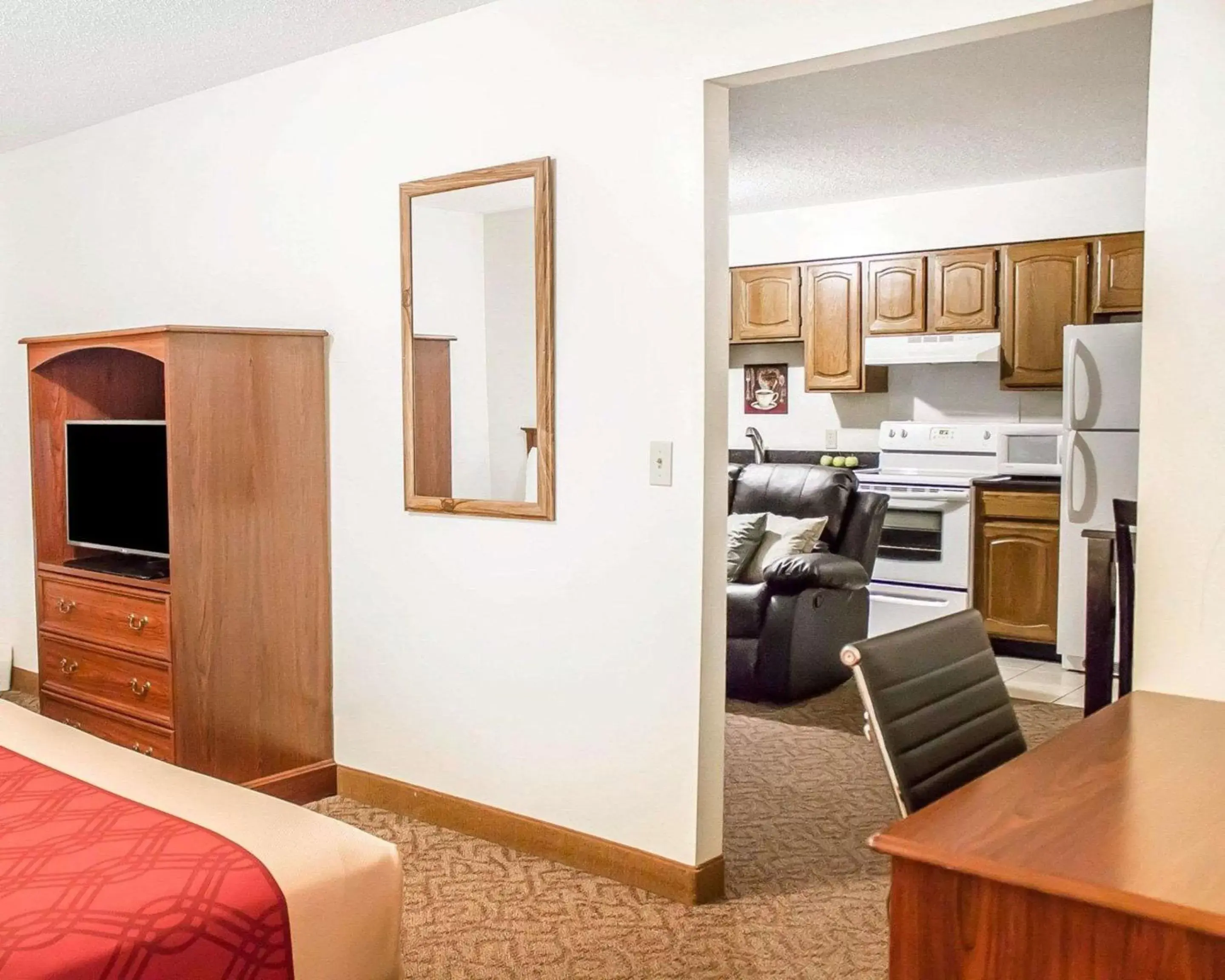 Photo of the whole room, Kitchen/Kitchenette in Econo Lodge On the Bay