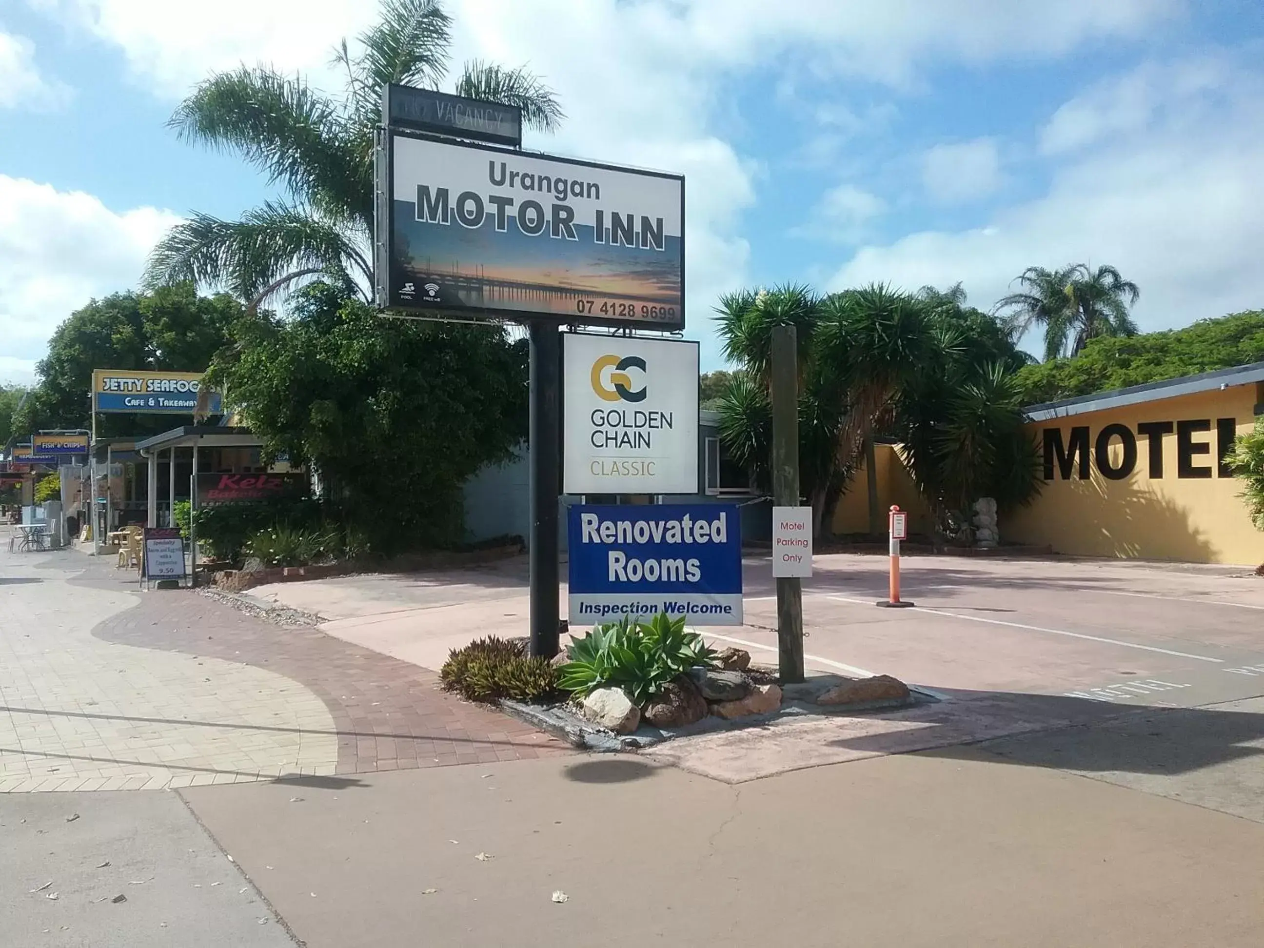 Facade/entrance, Property Logo/Sign in Urangan Motor Inn