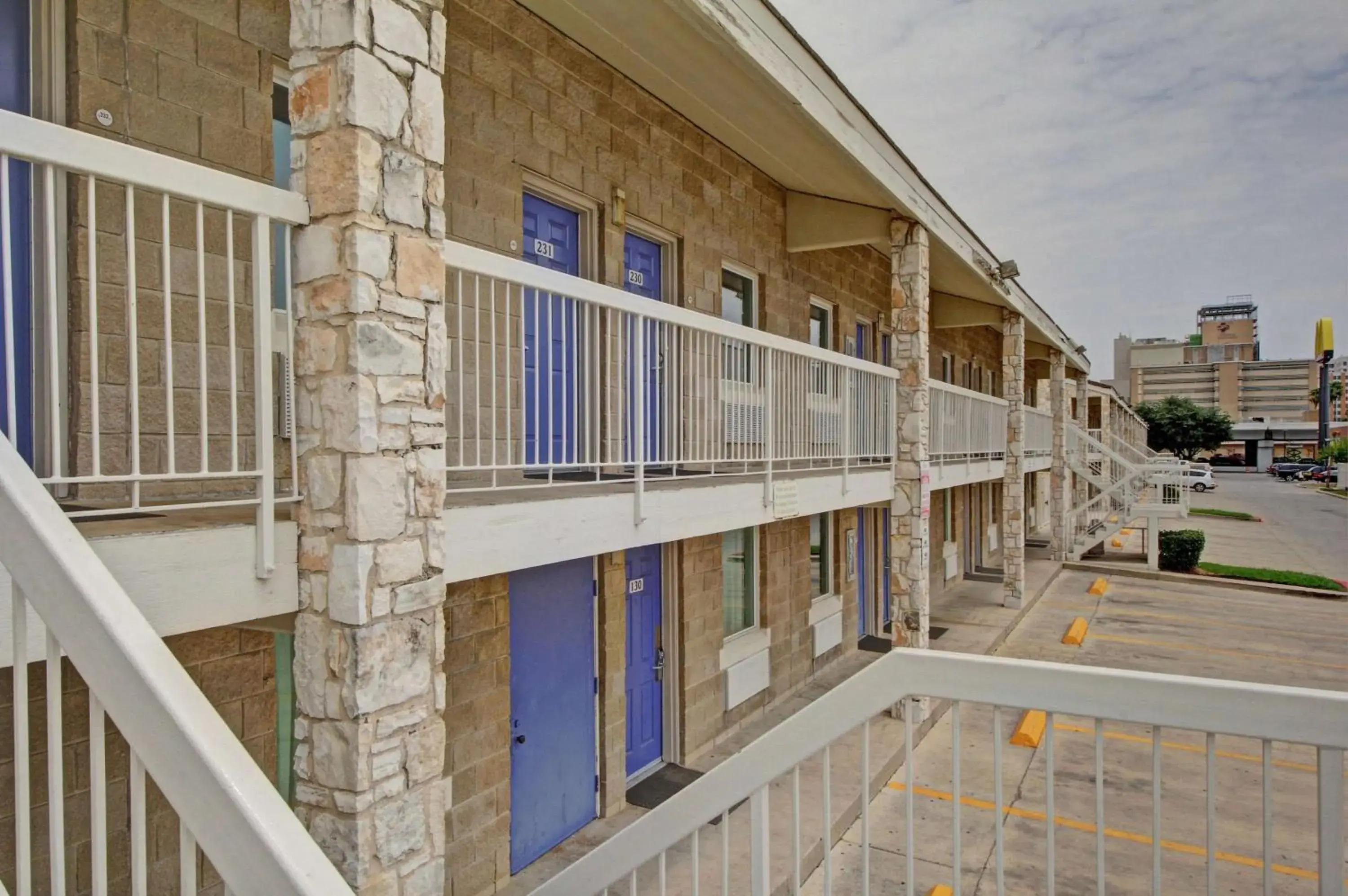 Property building, Balcony/Terrace in Motel 6-San Antonio, TX - Downtown - Market Square