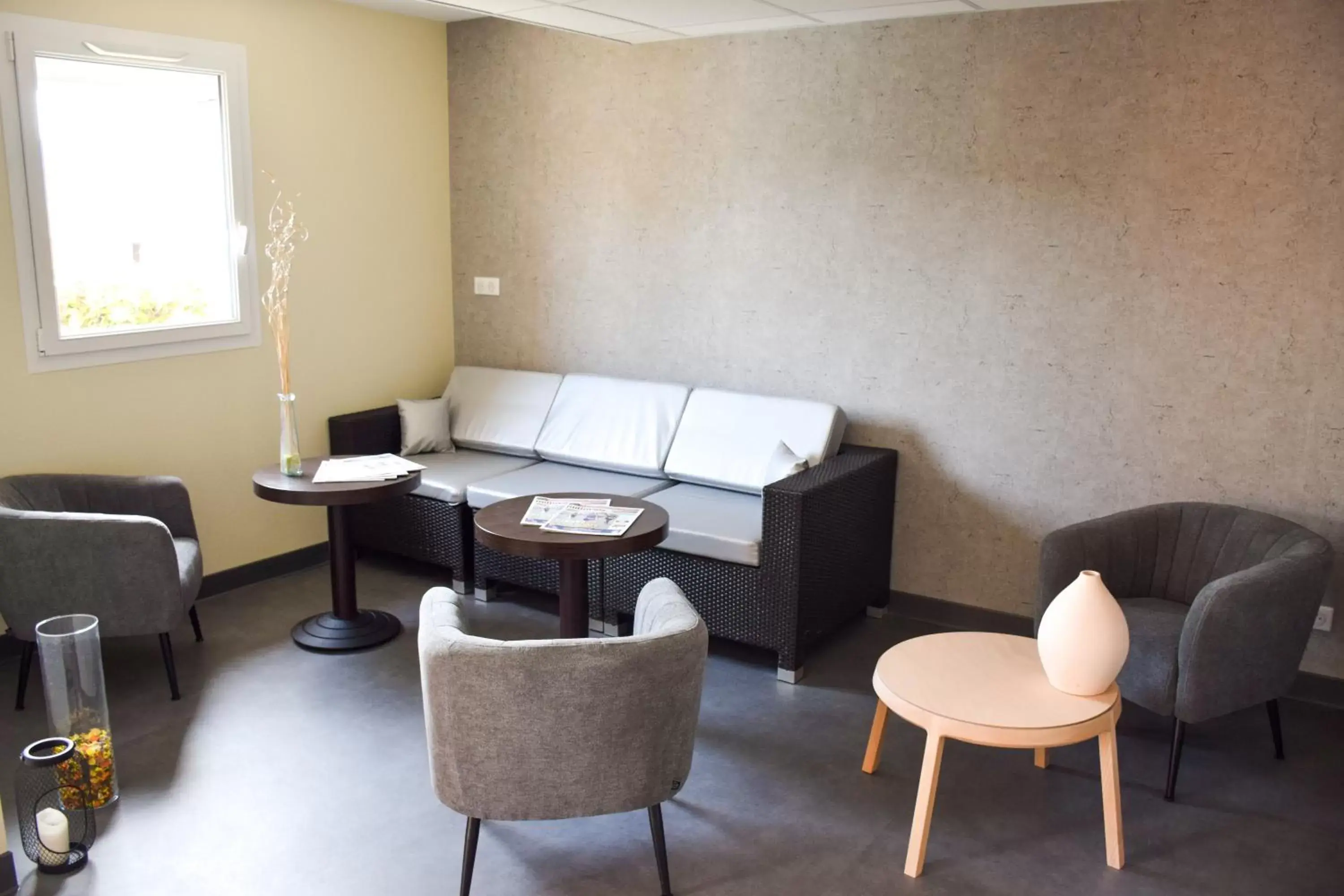 Lounge or bar, Seating Area in ibis Budget Millau Viaduc