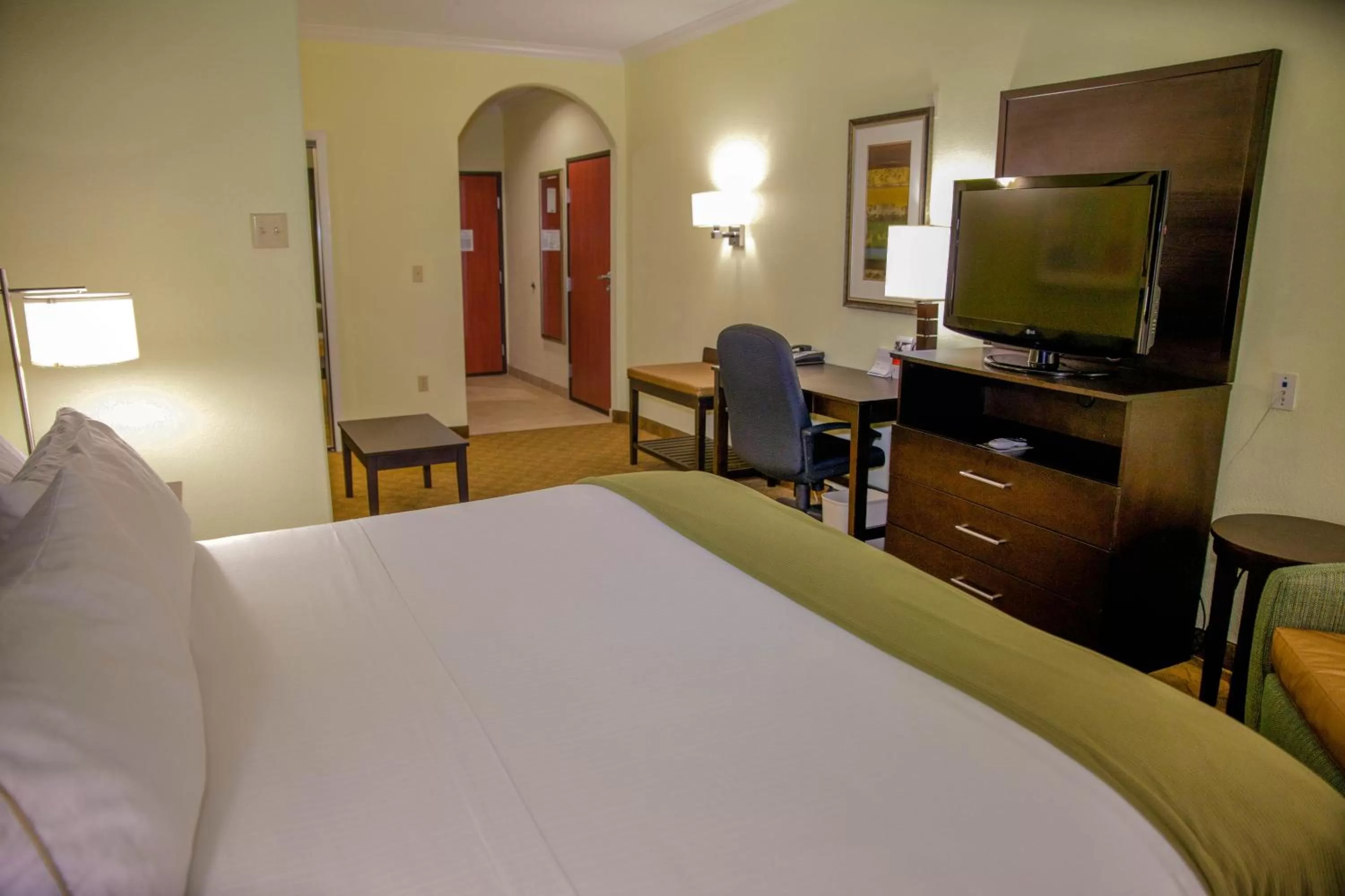 Photo of the whole room, Bed in Holiday Inn Express Hotel & Suites Houston North Intercontinental by IHG