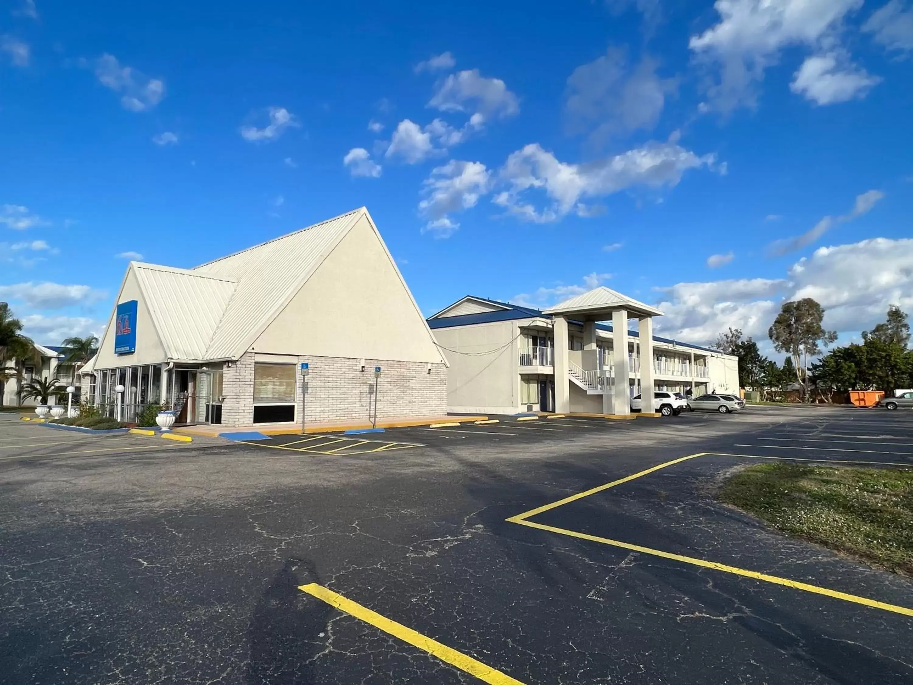 Property Building in Motel 6 Englewood