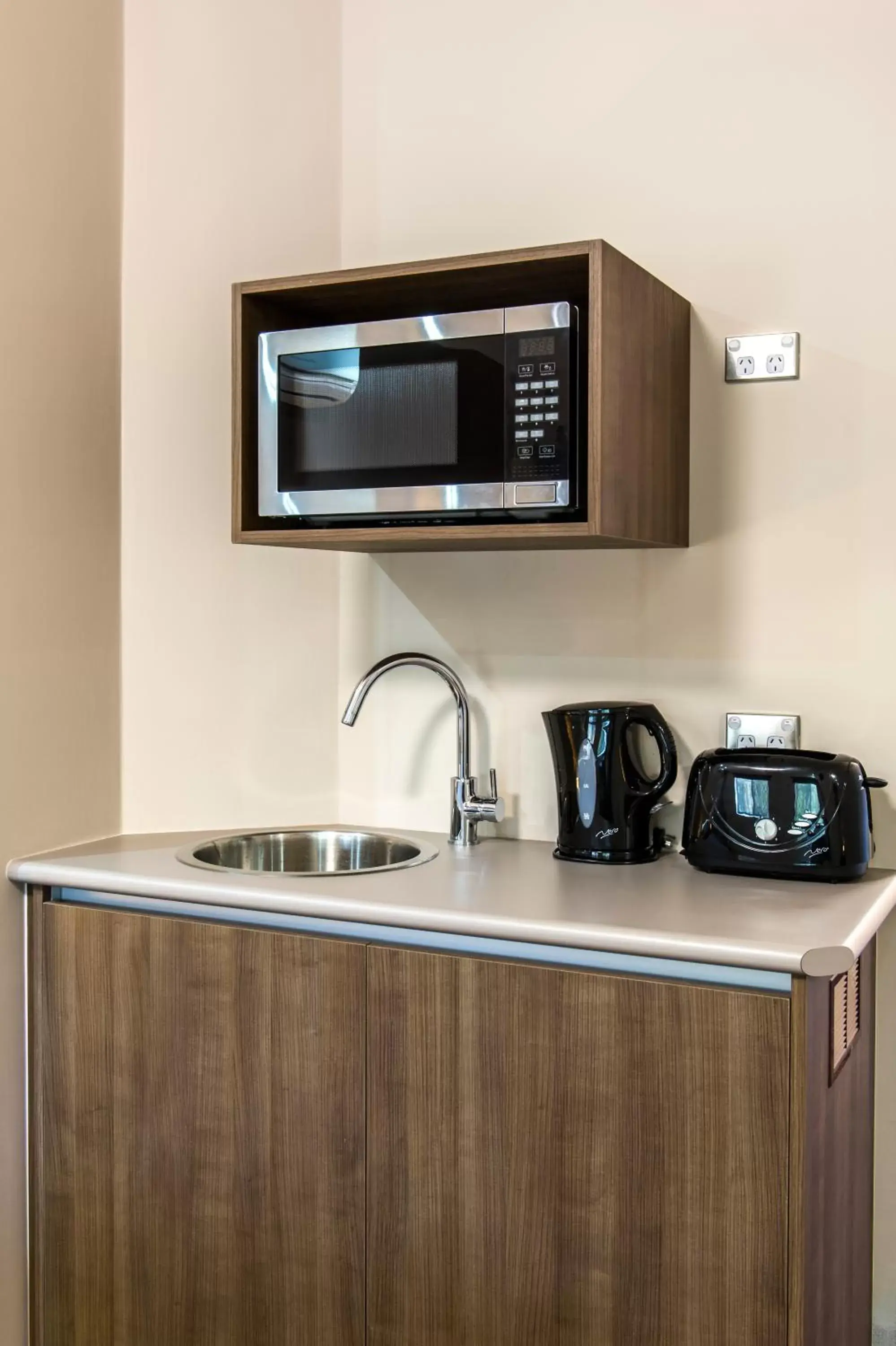 Coffee/tea facilities, Kitchen/Kitchenette in Quality Hotel Bayswater