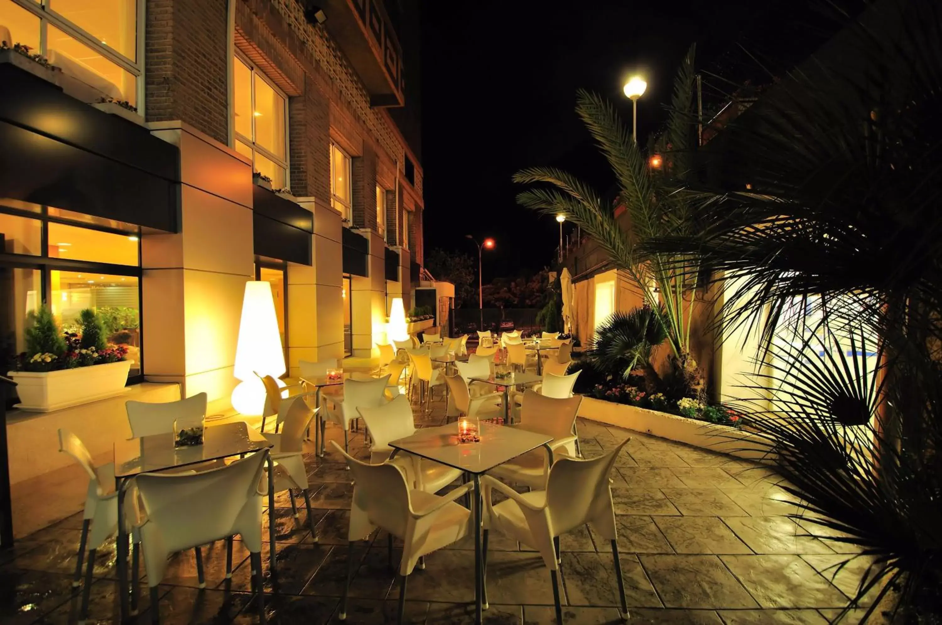Restaurant/Places to Eat in Hotel Maya Alicante