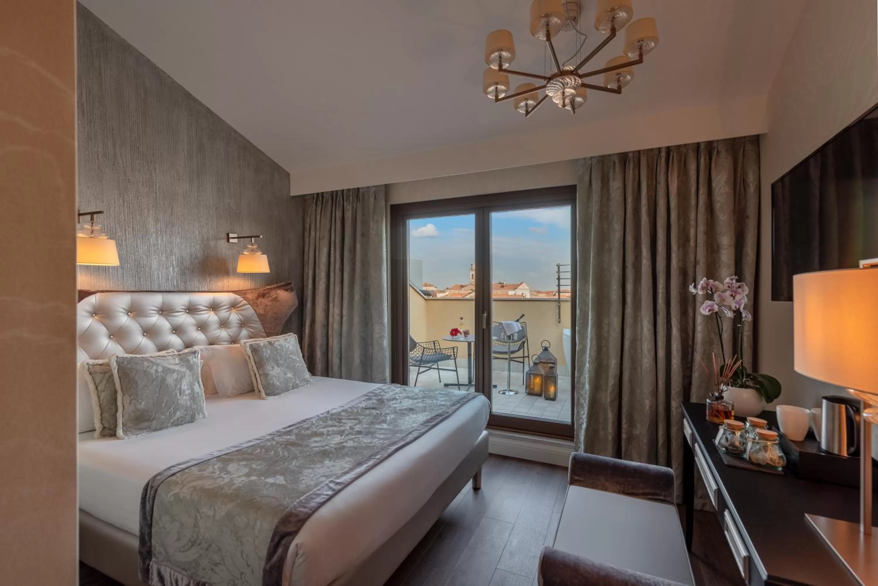 Bed in Palazzo Veneziano - Venice Collection