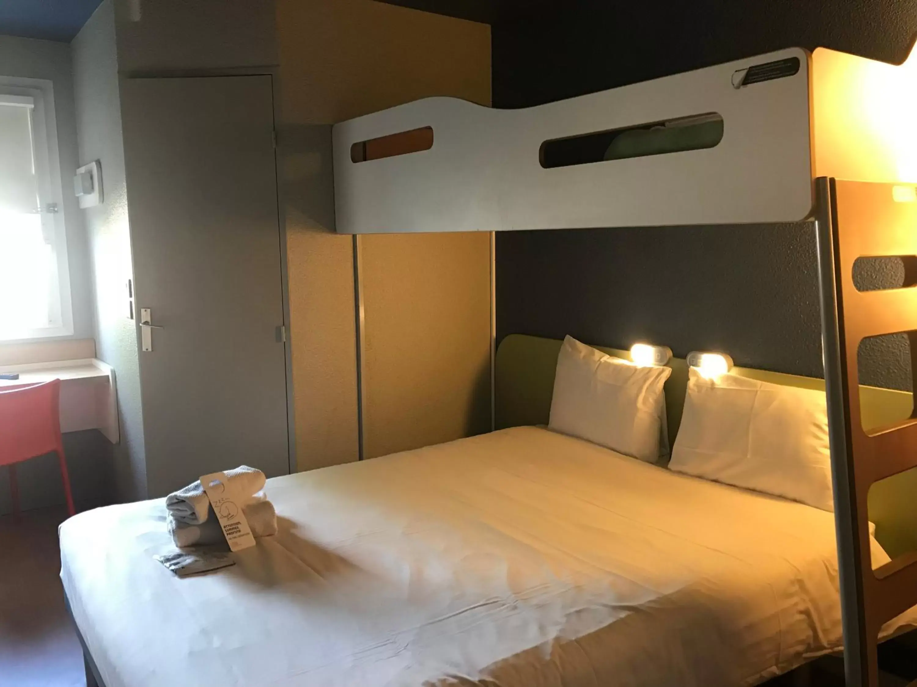 Bedroom in ibis budget Arles Sud Fourchon