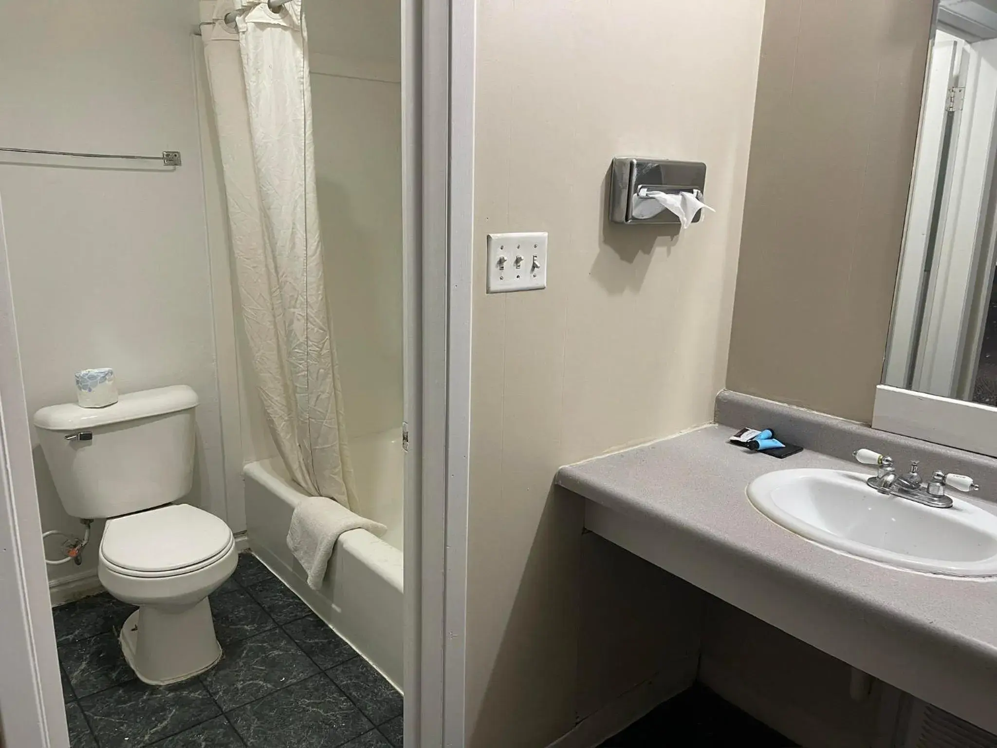 Bathroom in Safari Motel
