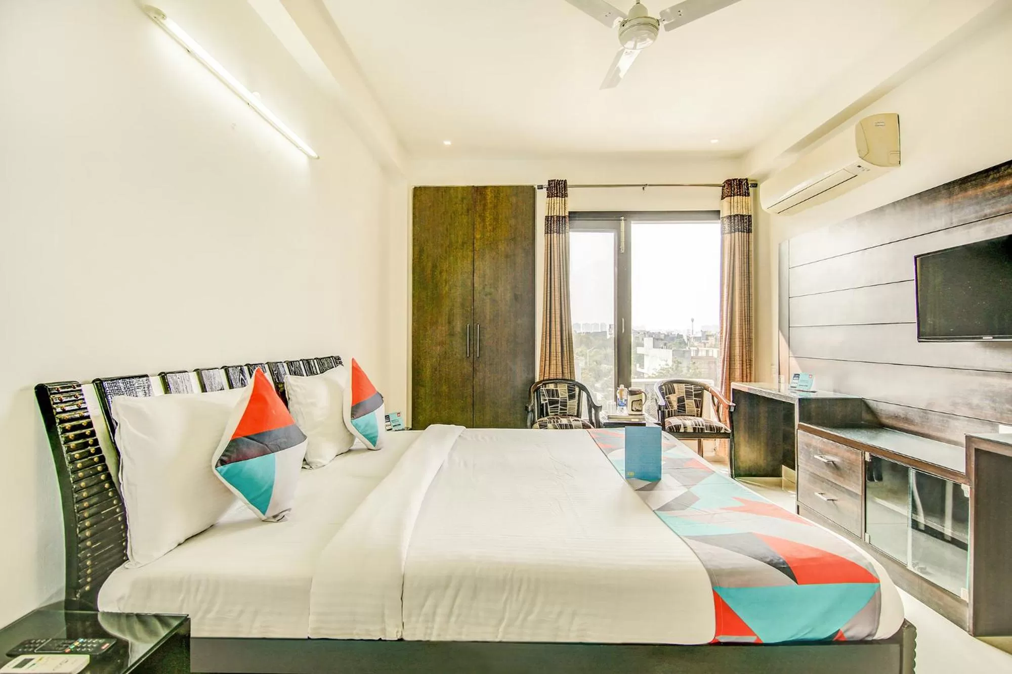 Dining area, Bed in Via Hemkunt Residency