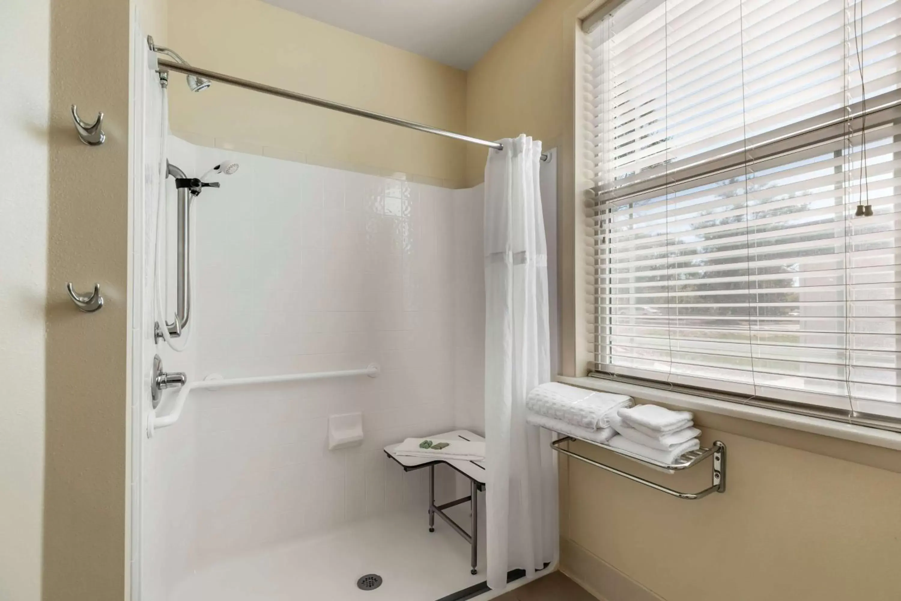 Shower, Bathroom in Best Western Pioneer