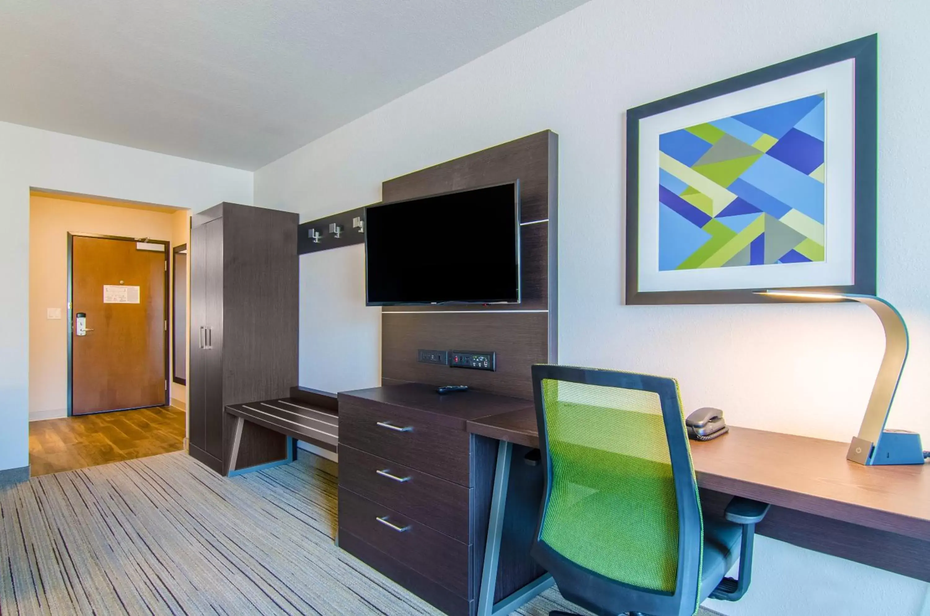 TV and multimedia, TV/Entertainment Center in Holiday Inn Express & Suites - Atchison, an IHG Hotel