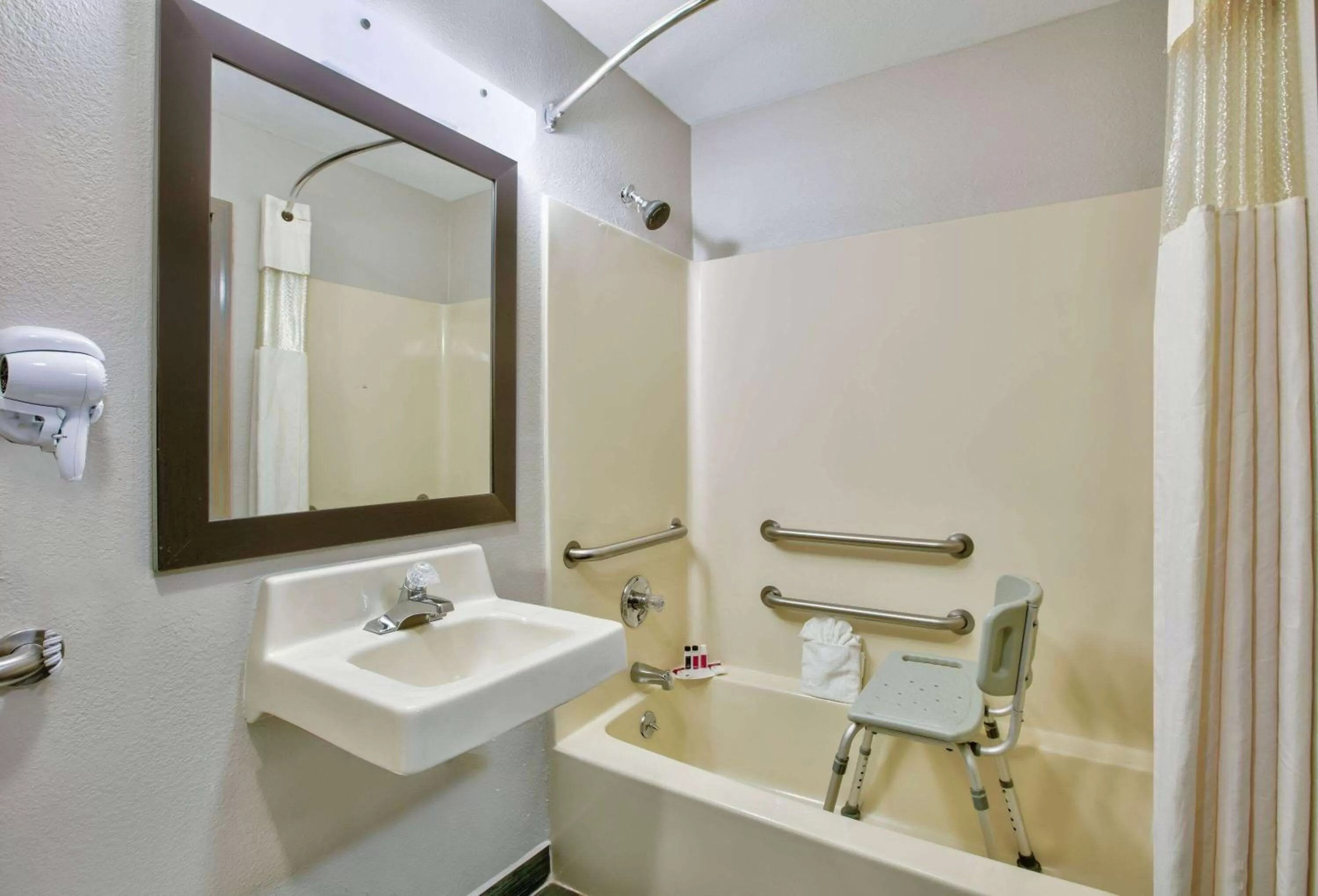 Bathroom in Days Inn by Wyndham Tunica Resorts