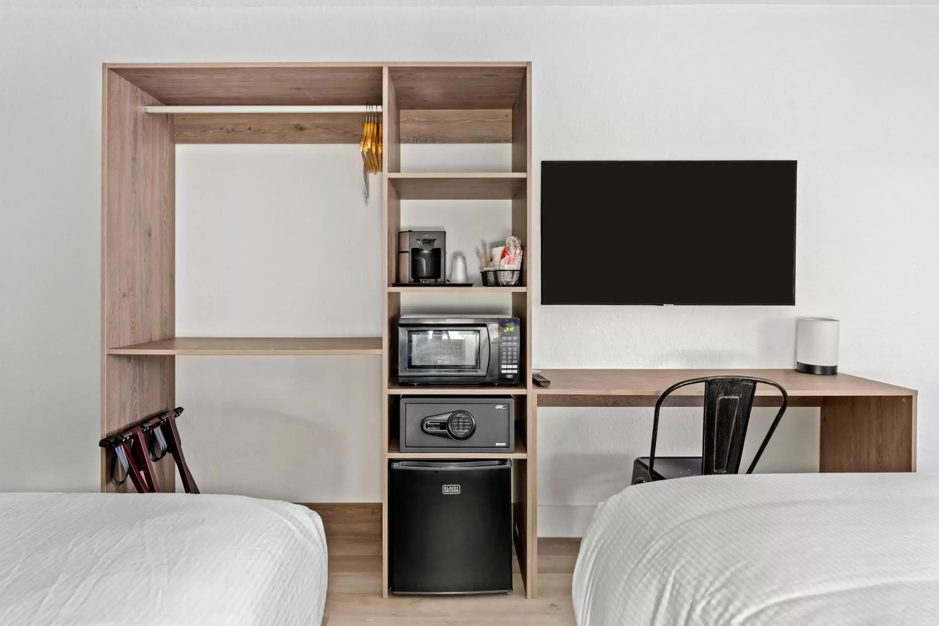 TV and multimedia, Bed in Baymont by Wyndham Jacksonville Airport TV and multimedia, Bed in Baymont by Wyndham Jacksonville Airport