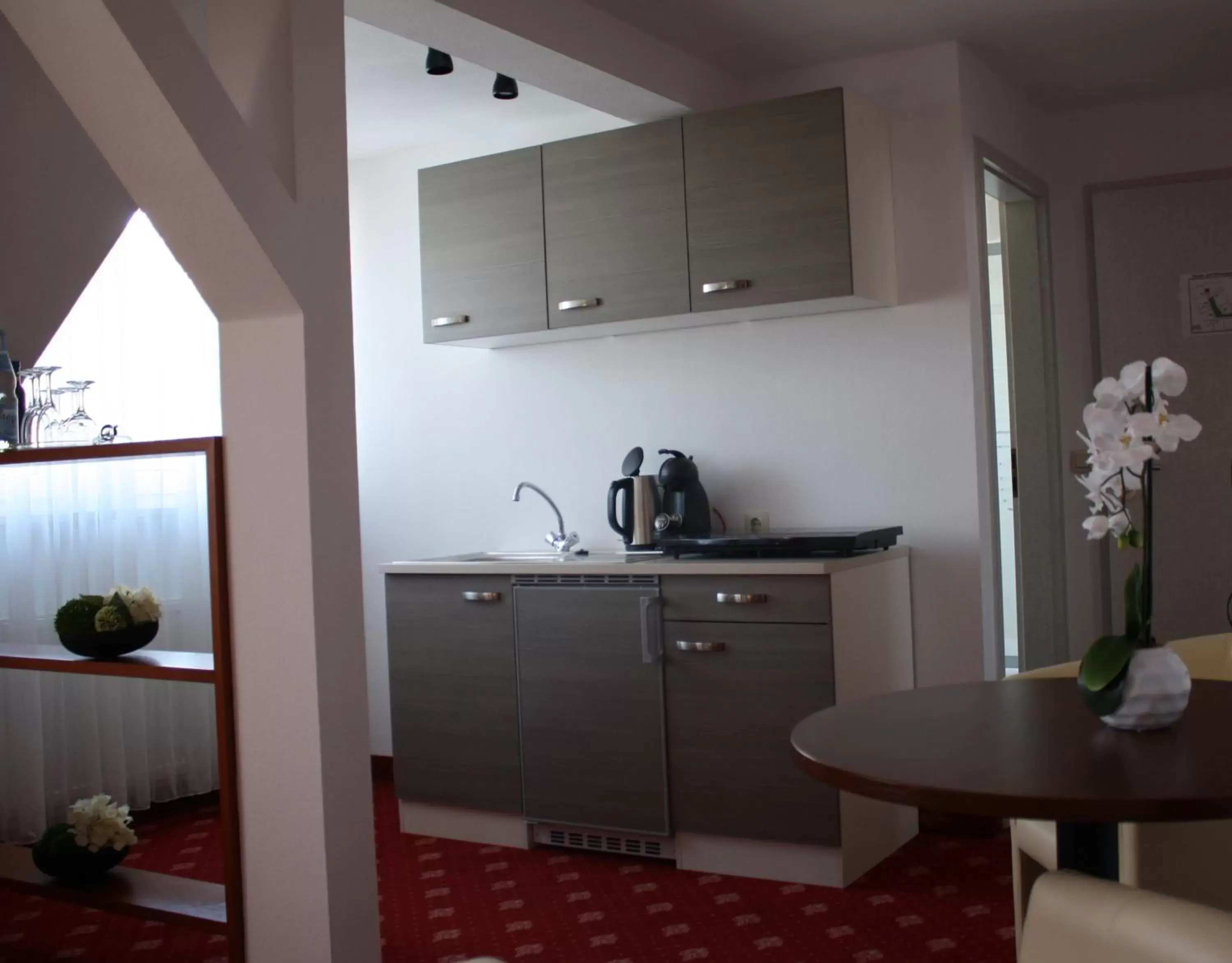 Seating area, Kitchen/Kitchenette in Hotel Berlin