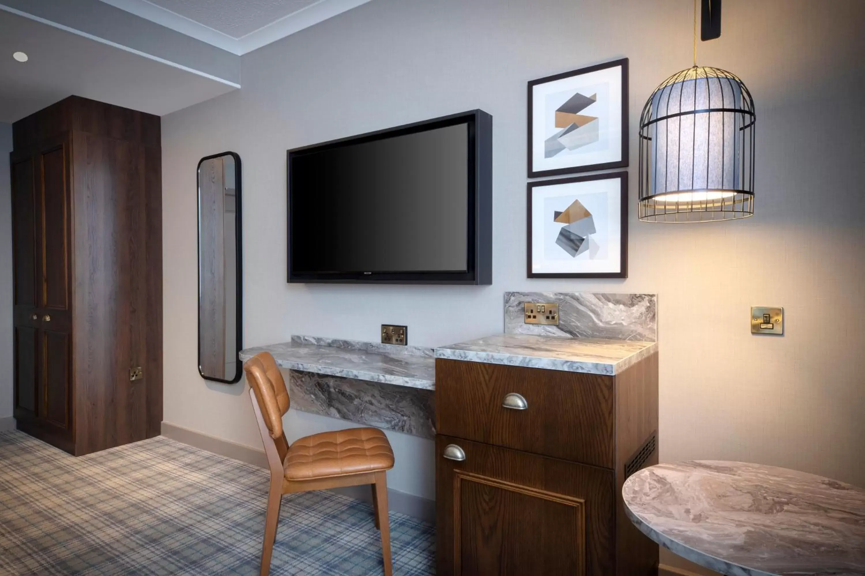 Bedroom, TV/Entertainment Center in Leonardo Royal Hotel Edinburgh - Formerly Jurys Inn
