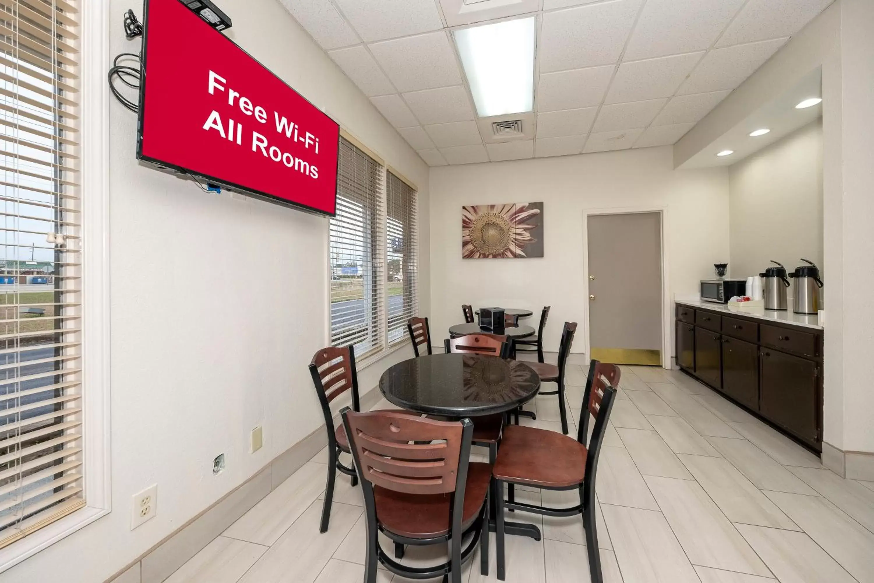 Lobby or reception, Dining Area in Red Roof Inn Bay Minette