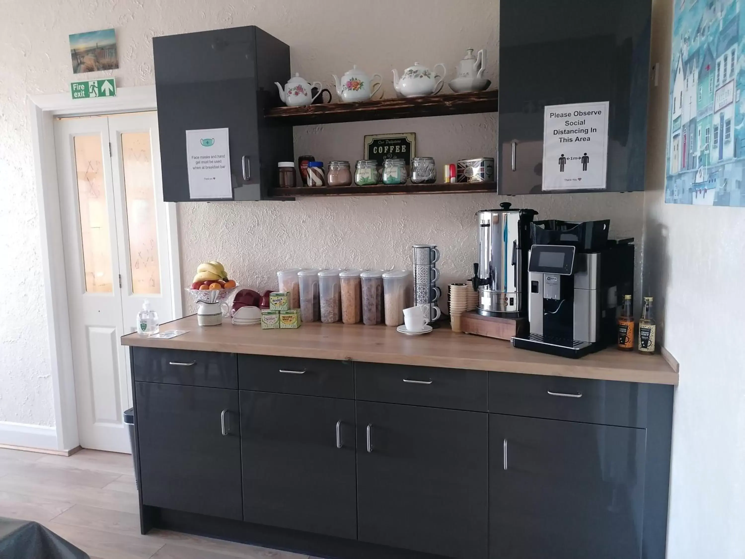 Breakfast, Kitchen/Kitchenette in Pensalda Guest House