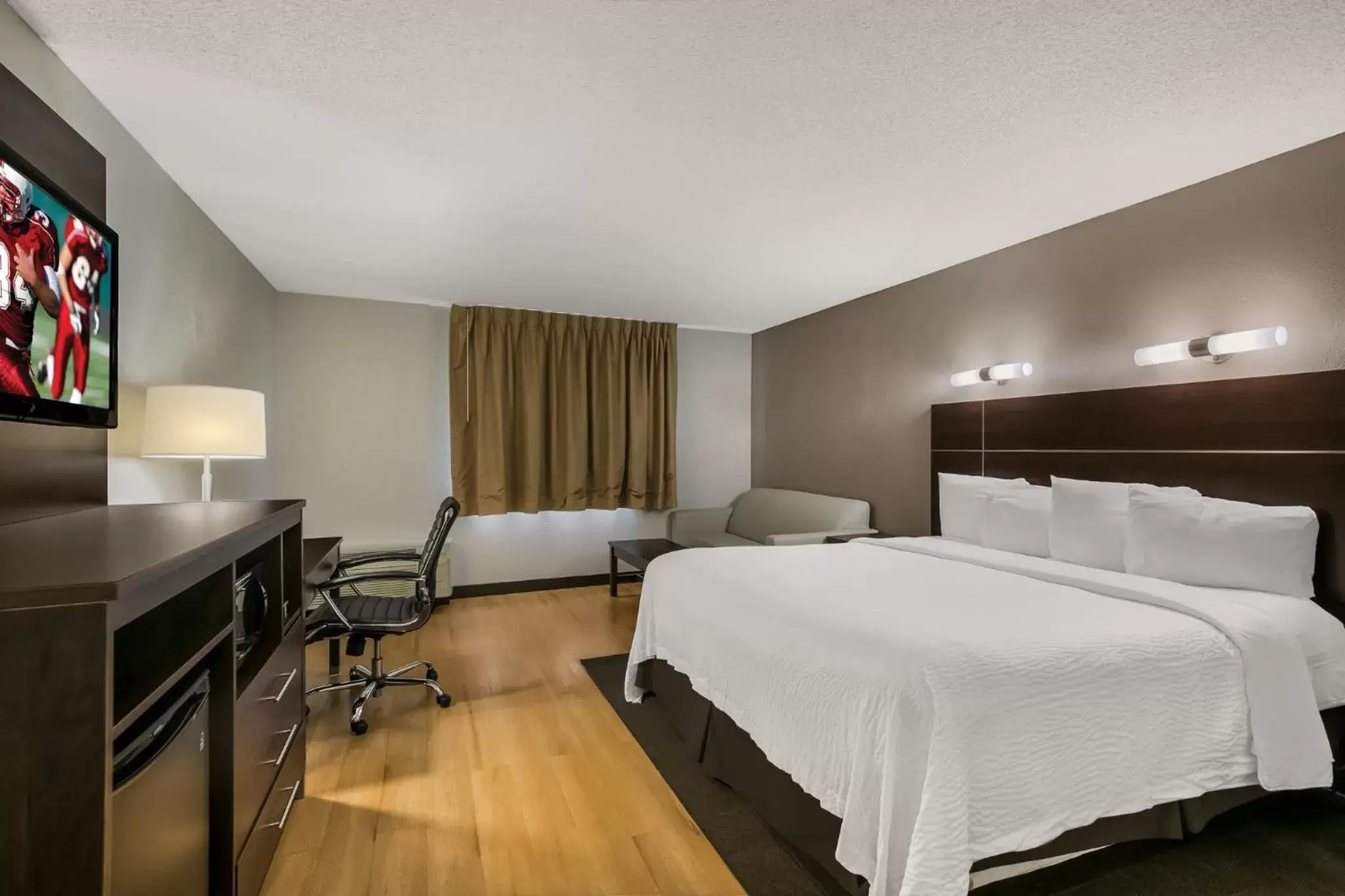Bedroom, Bed in Red Roof Inn PLUS+ & Suites Knoxville West - Cedar Bluff