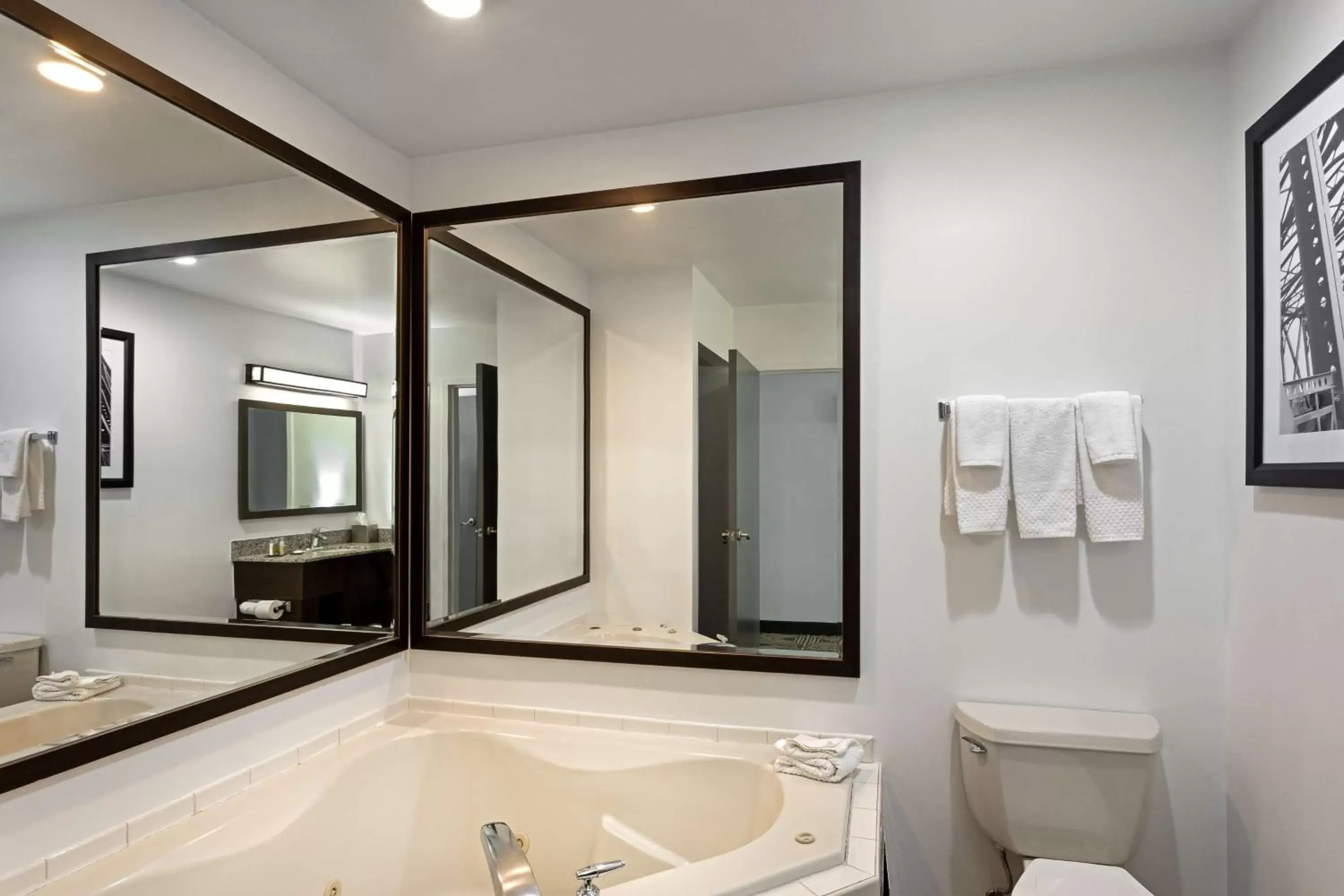 Bathroom in DoubleTree by Hilton Pittsburgh - Meadow Lands