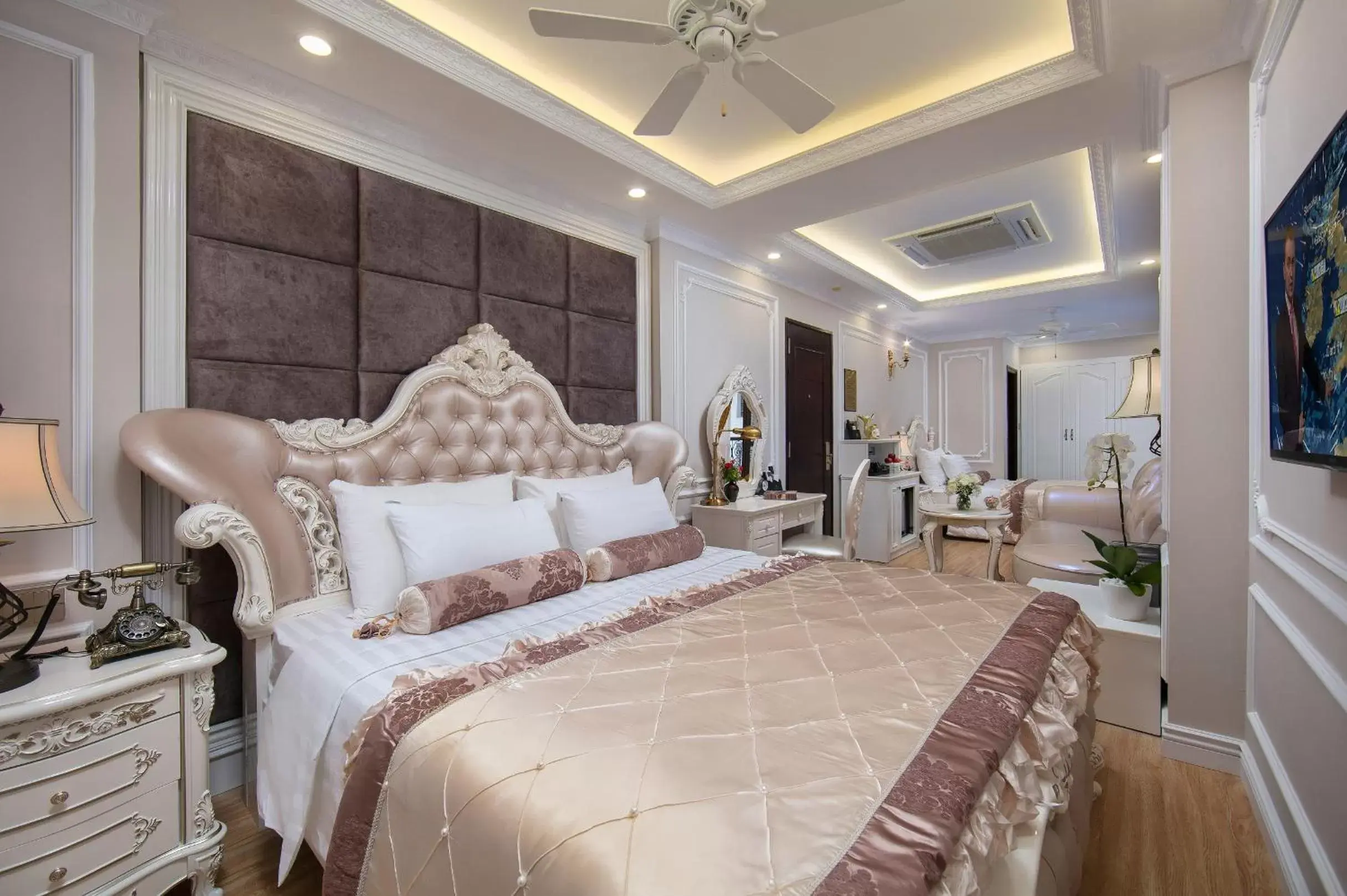 Photo of the whole room, Bed in Royal Holiday Hanoi Hotel