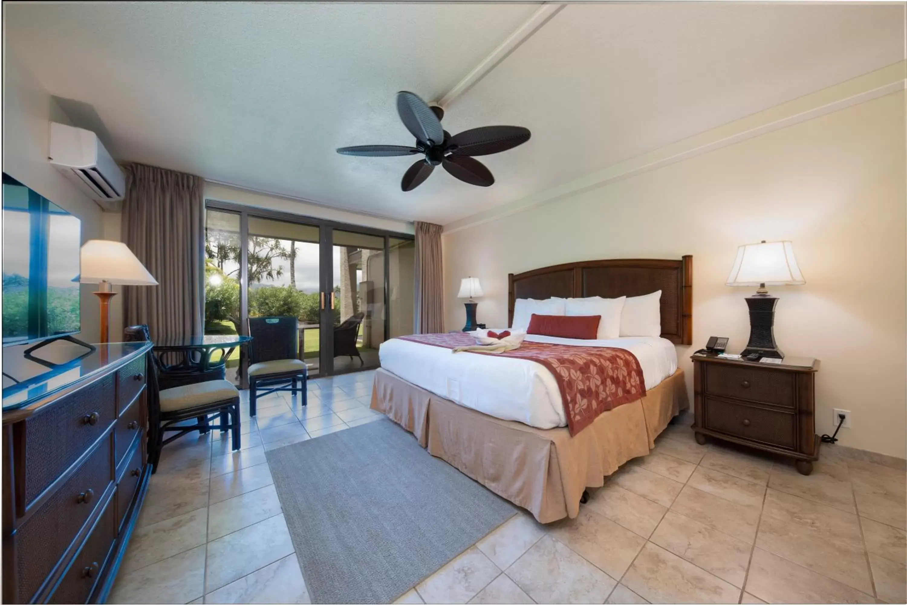 Bedroom, Bed in Hanalei Bay Resort