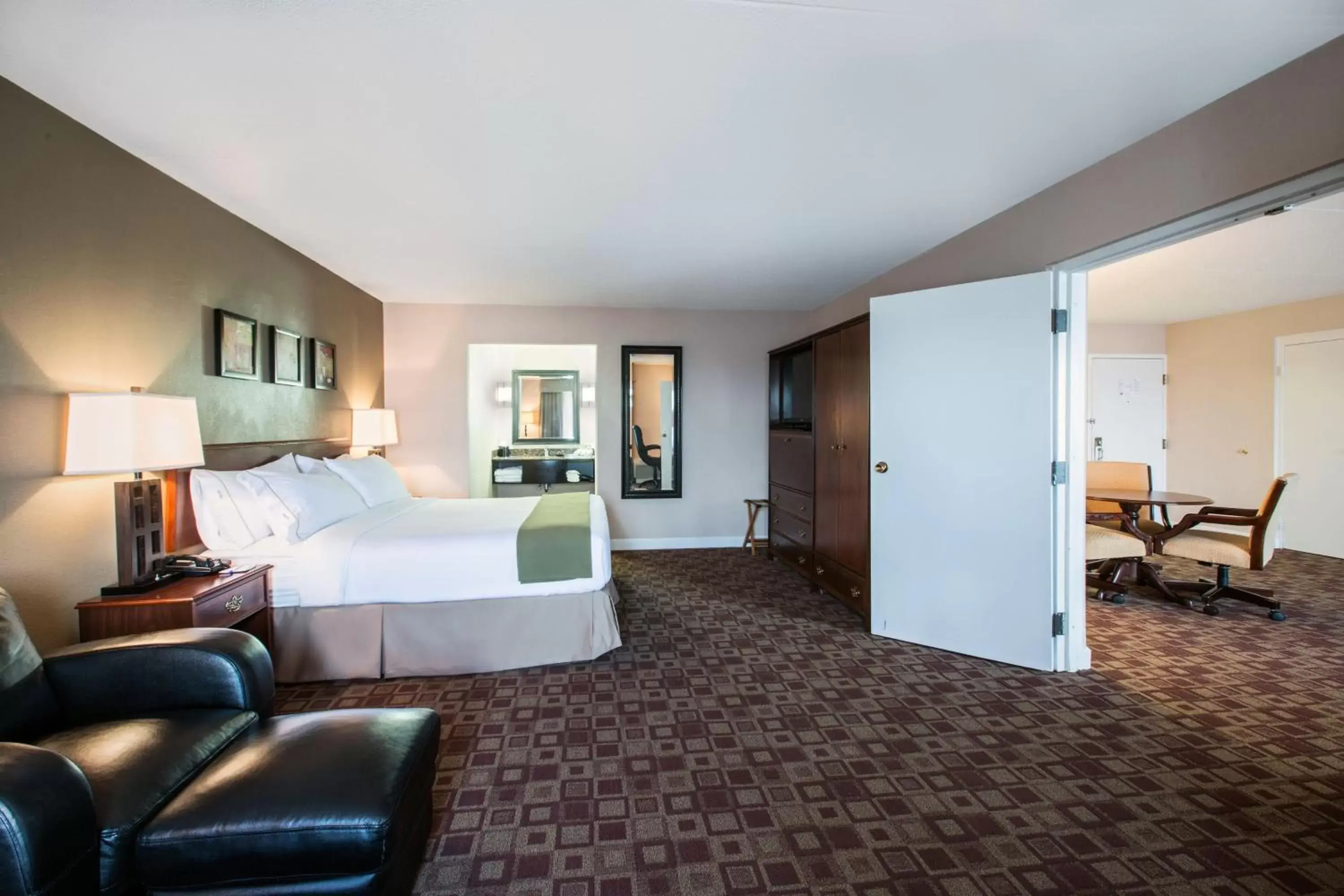 Photo of the whole room in Holiday Inn Express Schaumburg-Rolling Meadows, an IHG Hotel