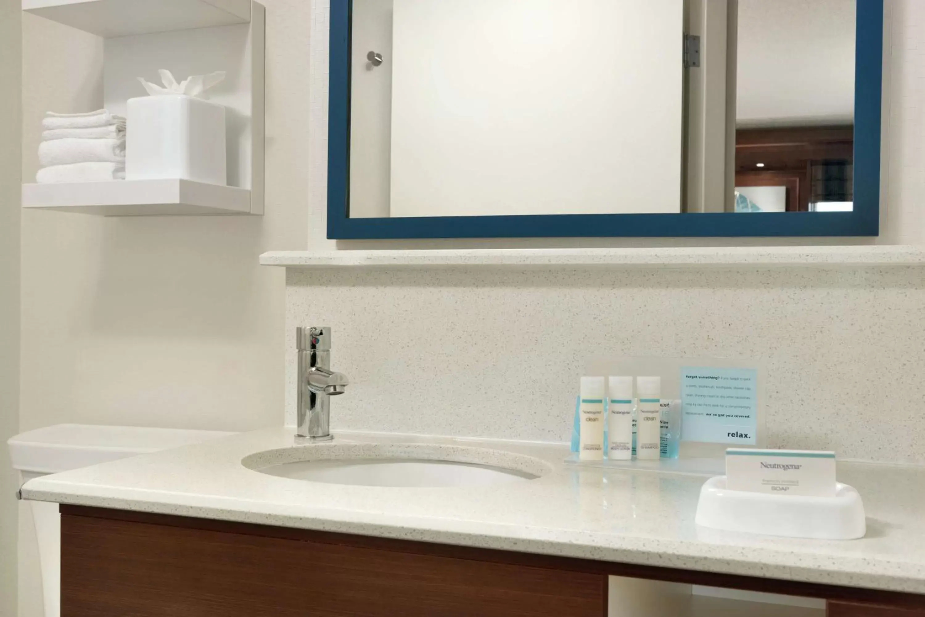 Photo of the whole room in Hampton Inn West Des Moines Lake Drive Photo of the whole room in Hampton Inn West Des Moines Lake Drive