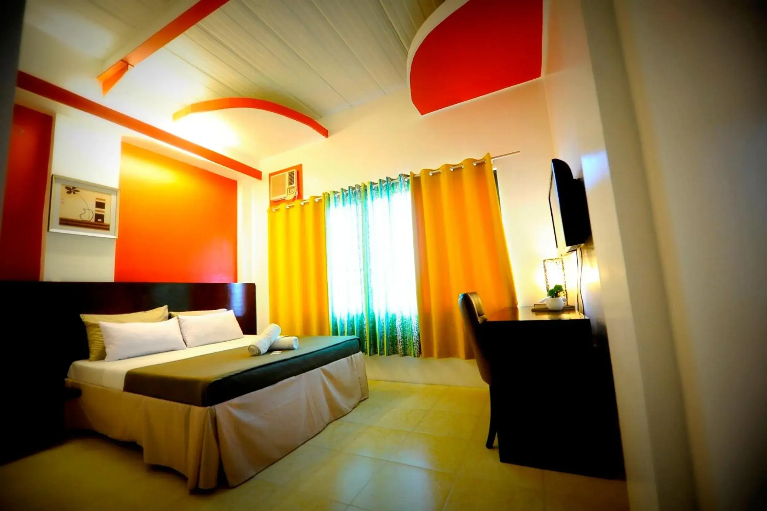 Photo of the whole room, Bed in First Pacific Inn Davao