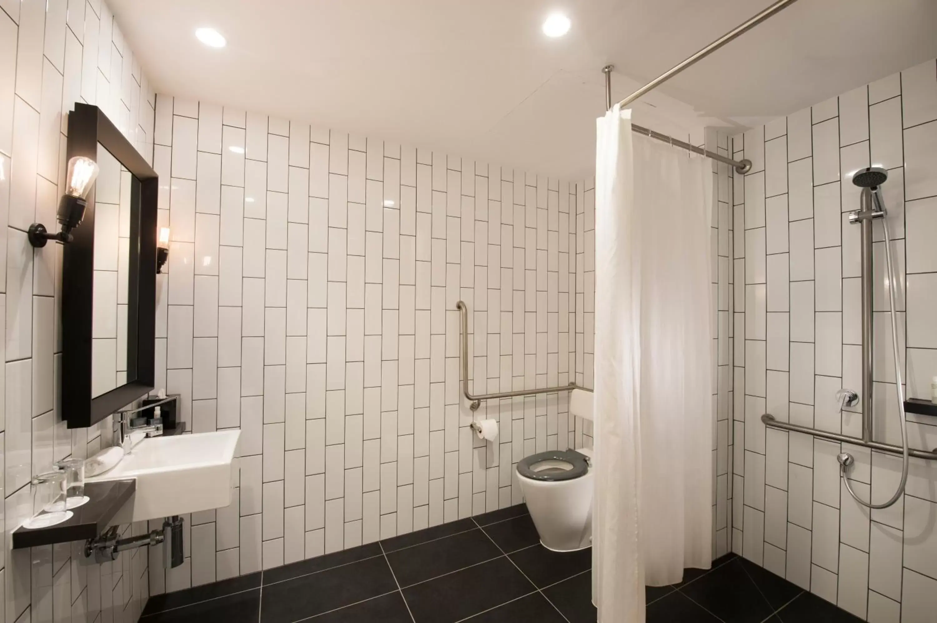 acessibility, Bathroom in DoubleTree by Hilton Melbourne