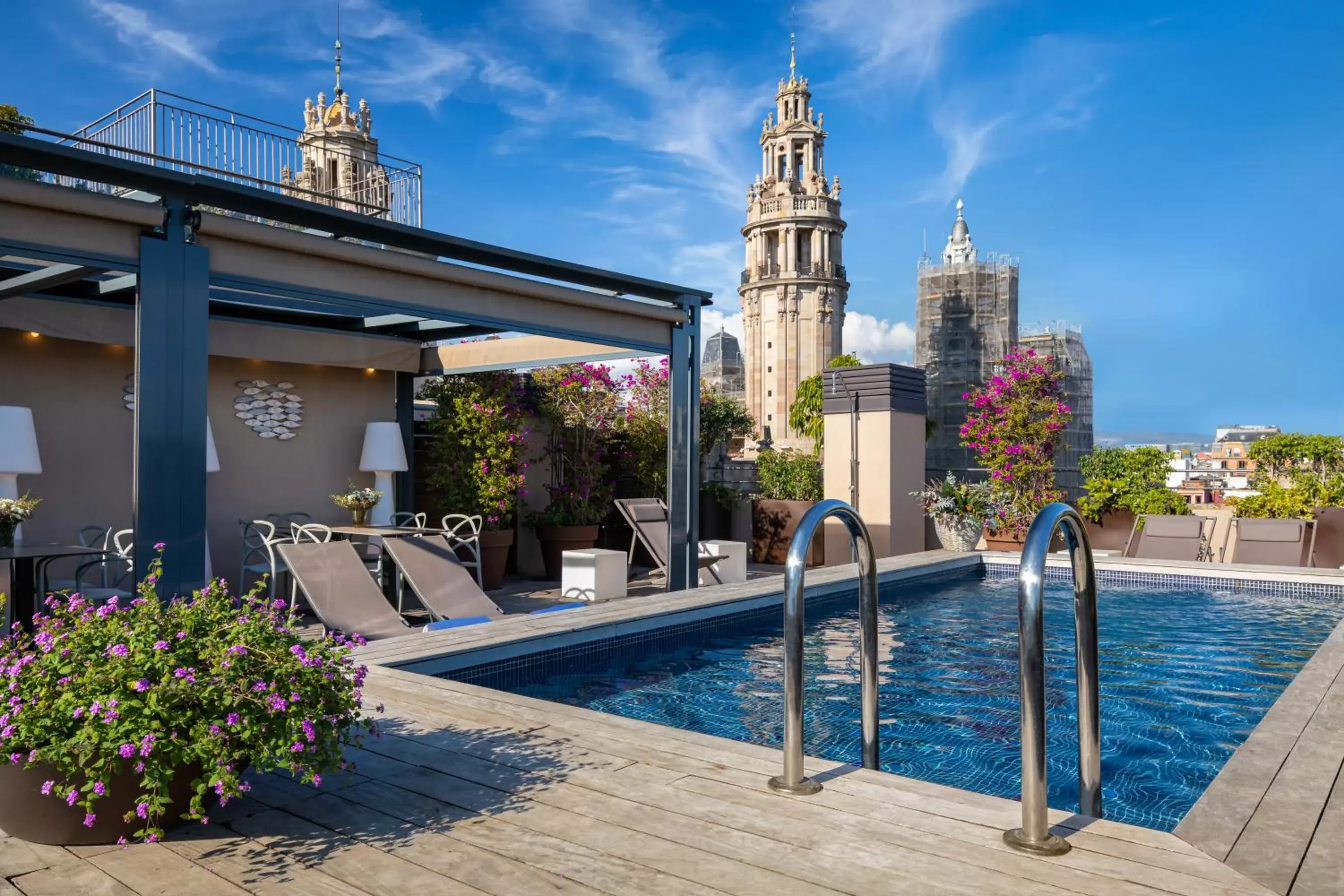 Swimming Pool in Duquesa Suites Barcelona