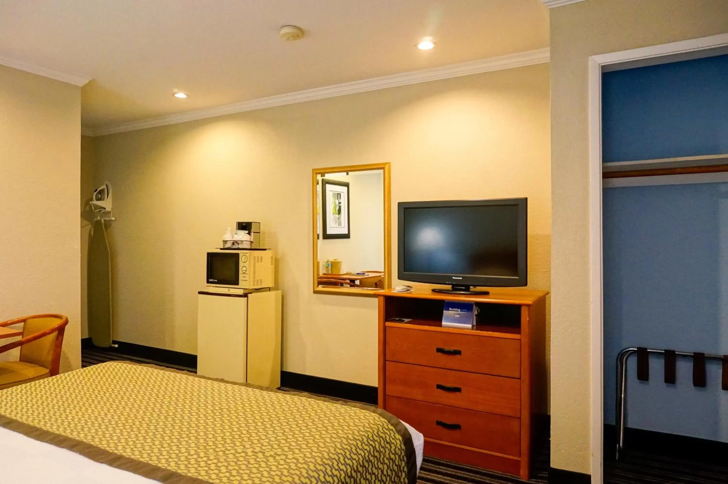 Bedroom, TV/Entertainment Center in Hotel Parmani