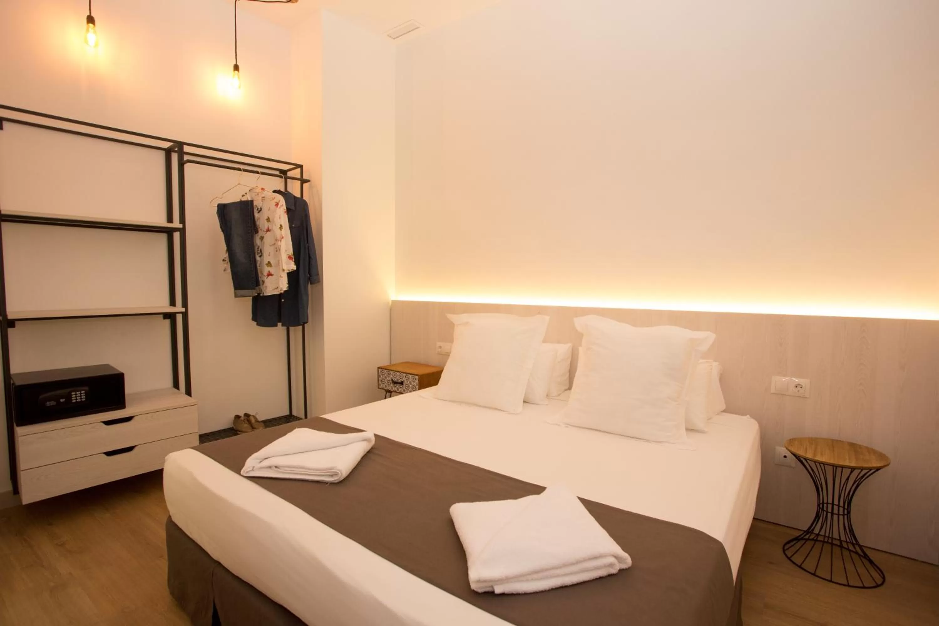 Photo of the whole room, Bed in S30 Reina Victoria