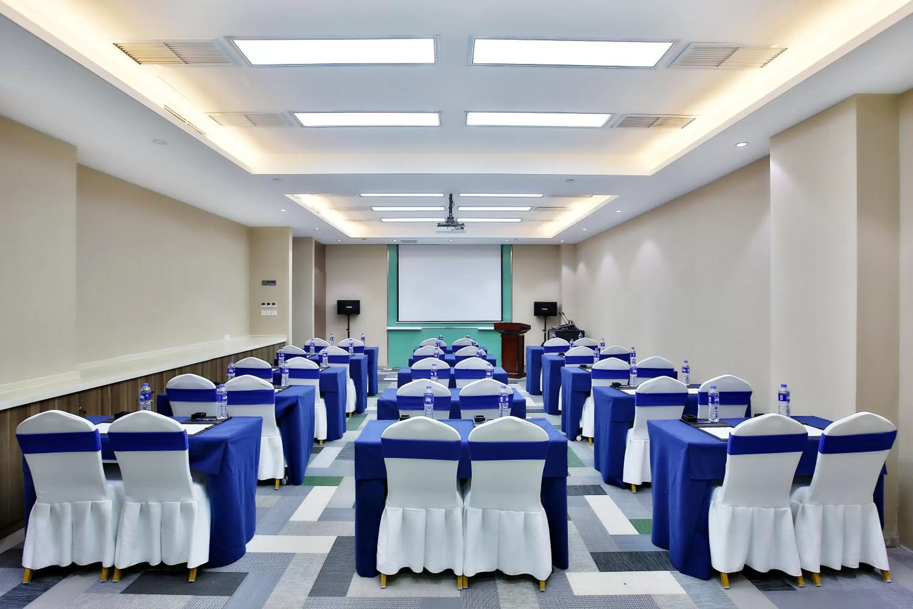 Meeting/conference room in Holiday Inn Express Langfang Park View, an IHG Hotel