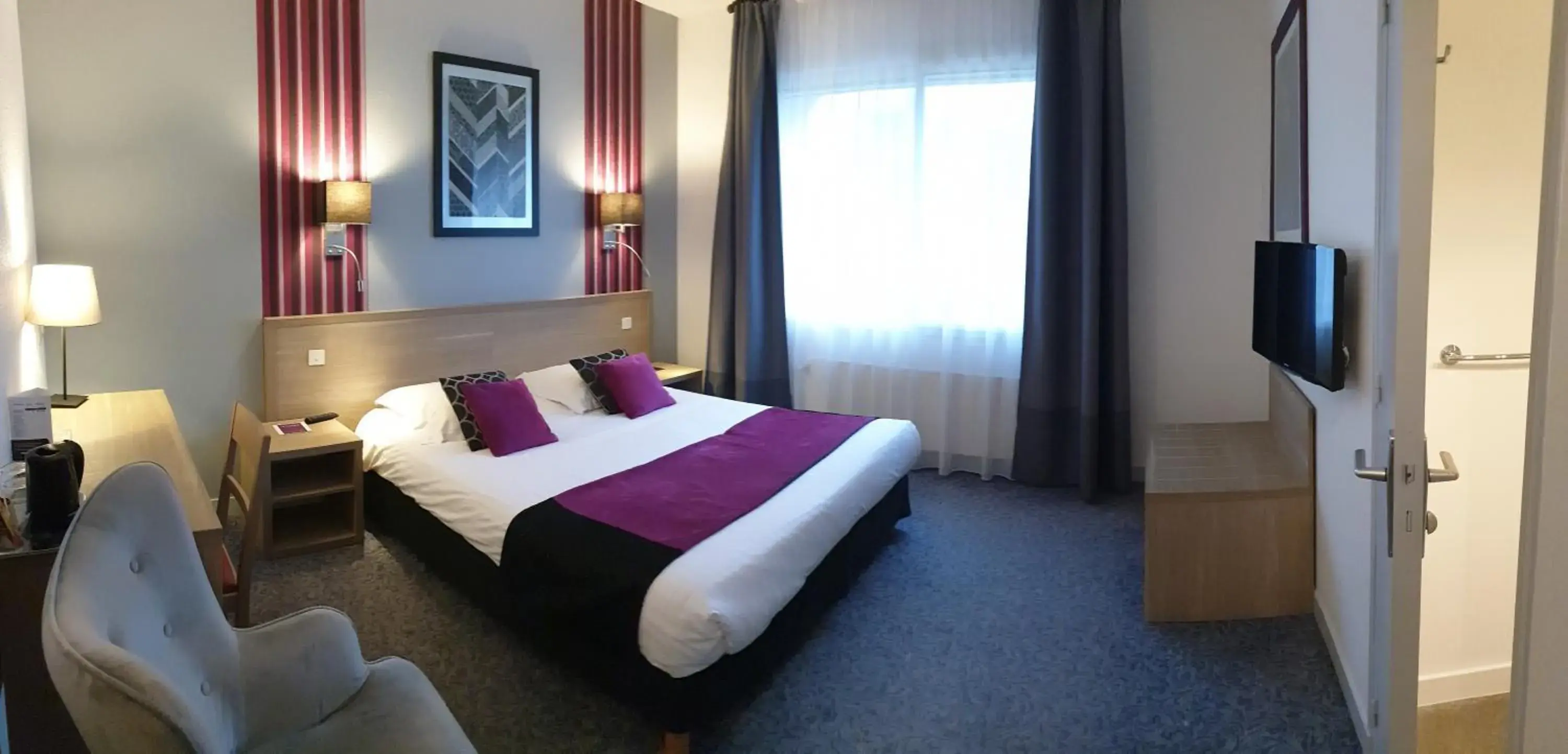 Photo of the whole room, Bed in Hôtel Le Rohan