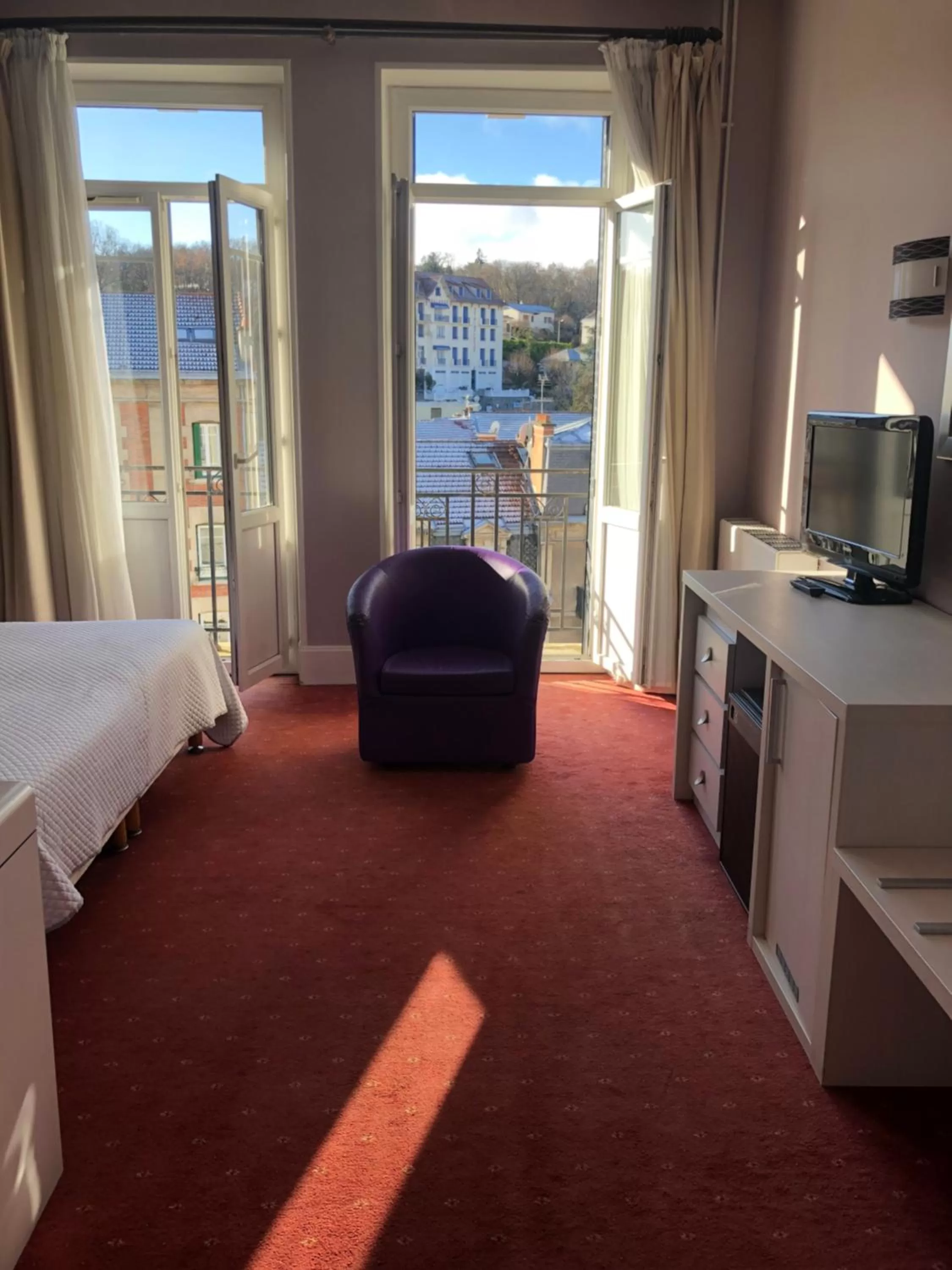 Balcony/Terrace, Bed in Hôtel de Paris