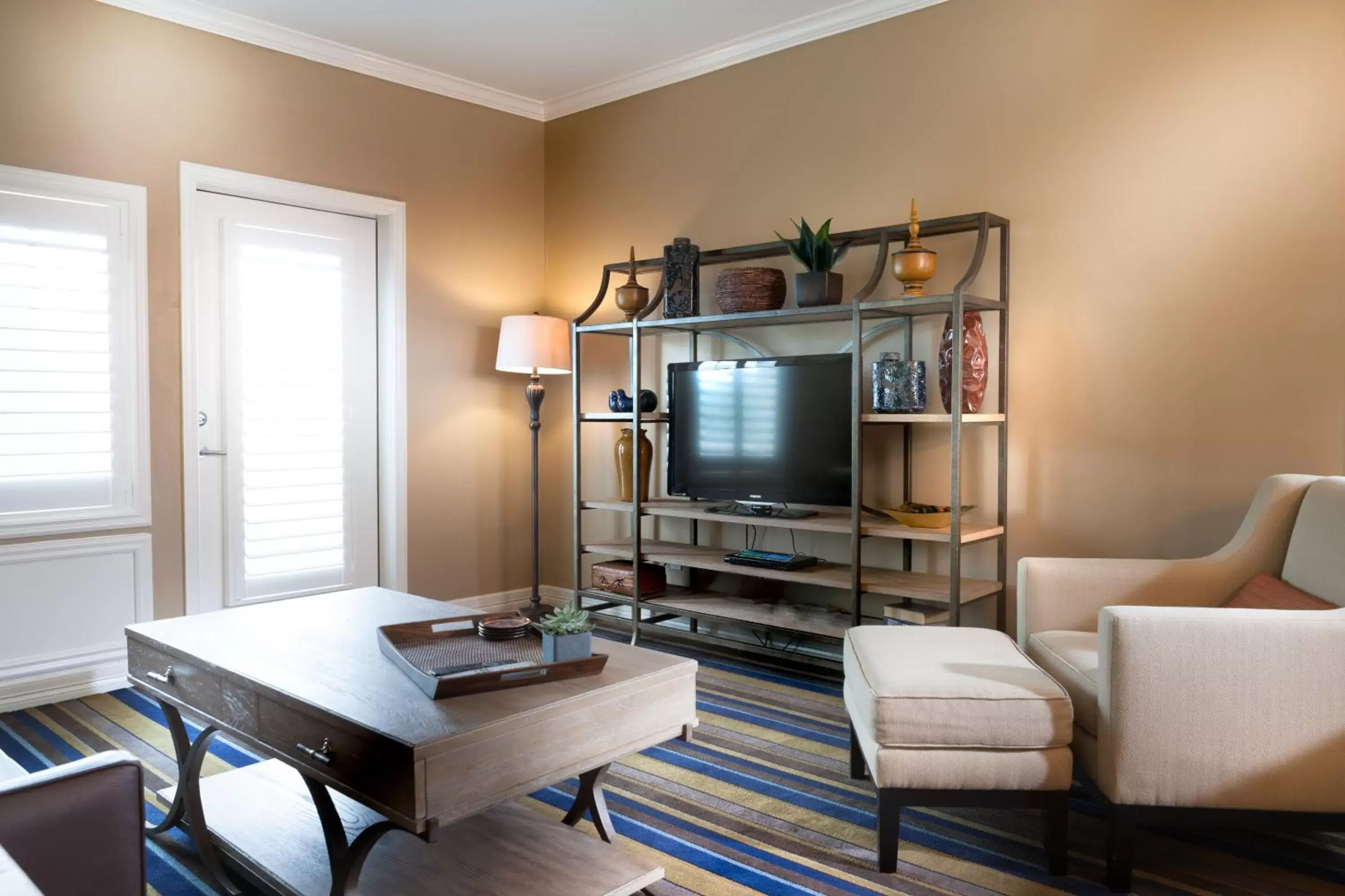 Living room, TV/Entertainment Center in Boardwalk Inn