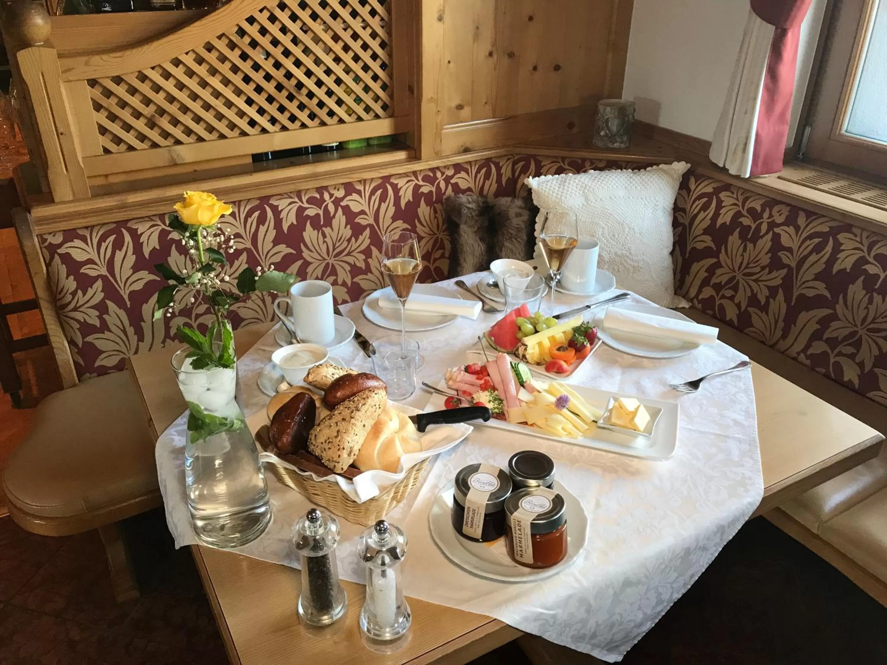 Breakfast in Hotel und Alpen Apartments - Bürglhöh