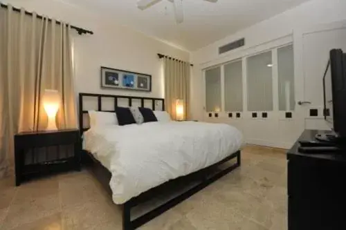 Photo of the whole room, Bed in Watermark Luxury Oceanfront Residences