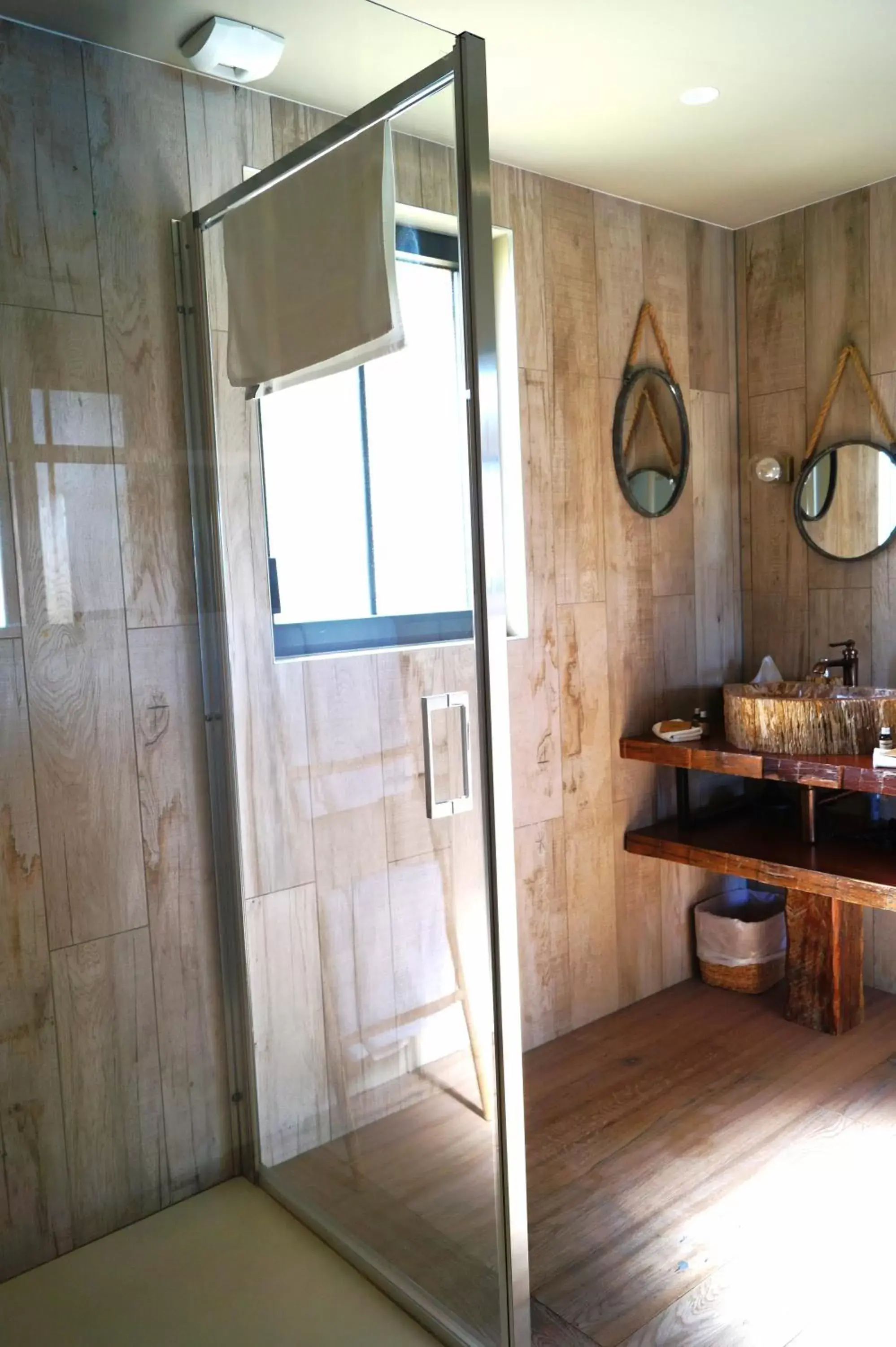 Shower, Bathroom in EcoLodges Les Carrelets - Golf des Graves et du Sauternais