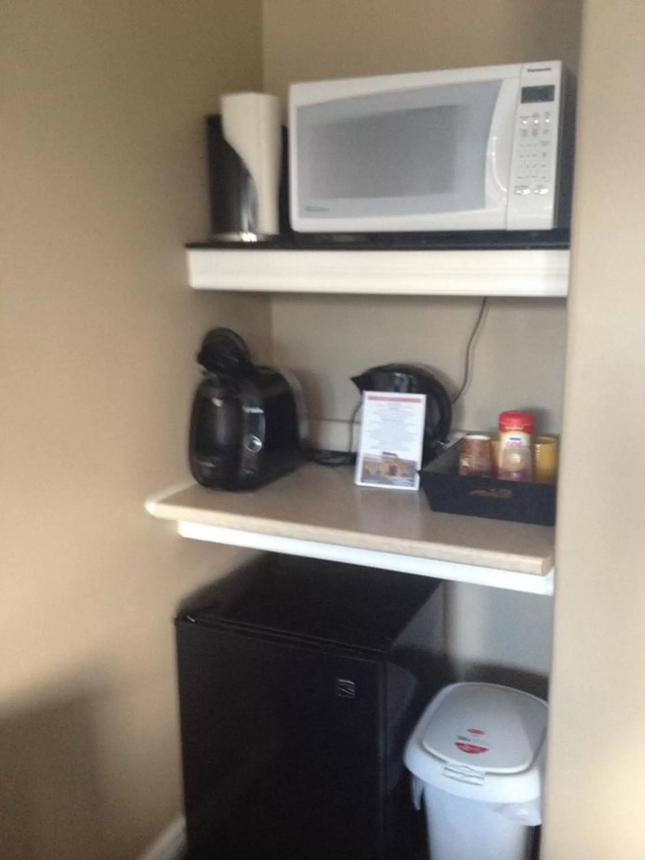 Coffee/tea facilities, TV/Entertainment Center in My Friends Inn Manitoulin