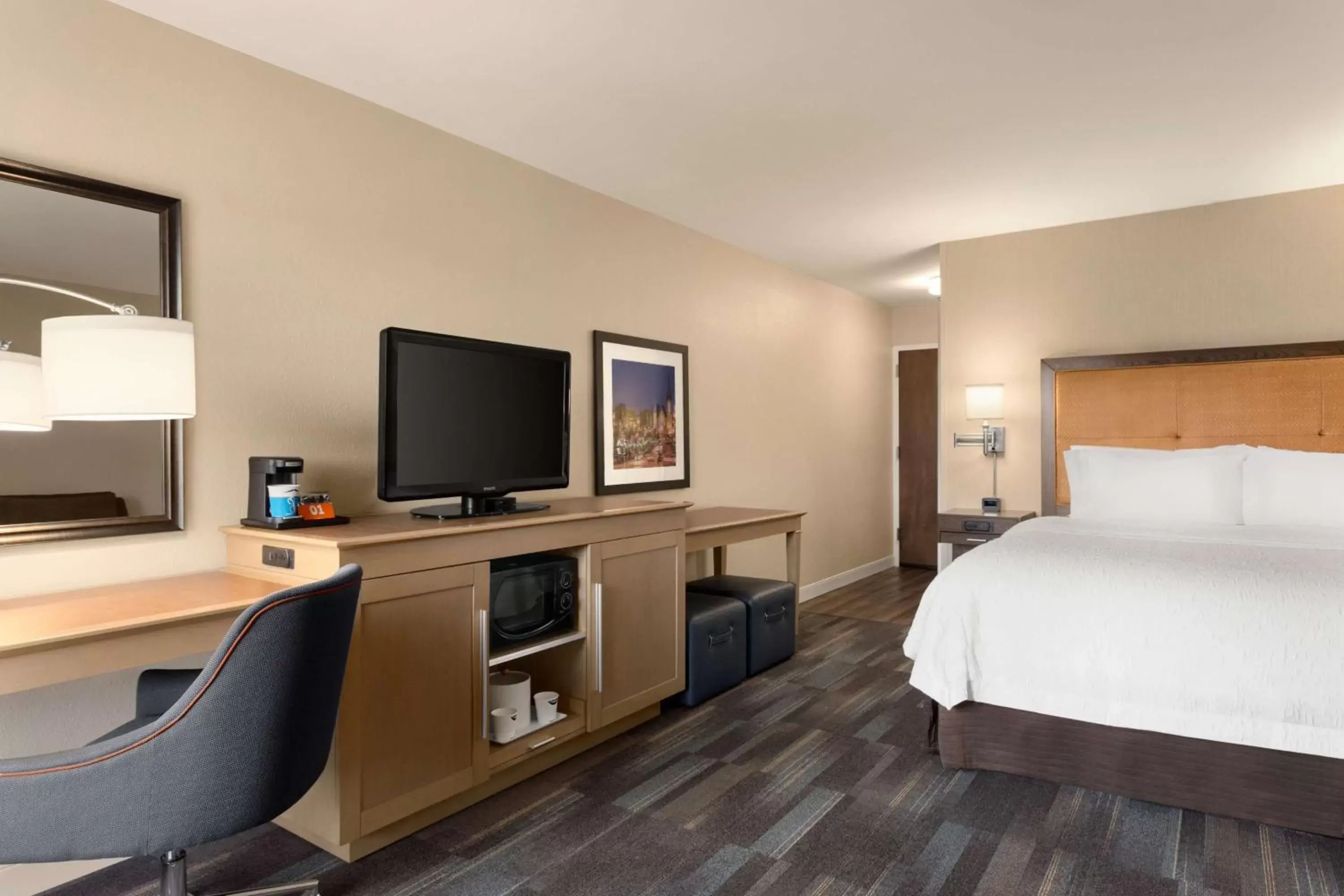 Bedroom, TV/Entertainment Center in Hampton Inn by Hilton Fort Smith