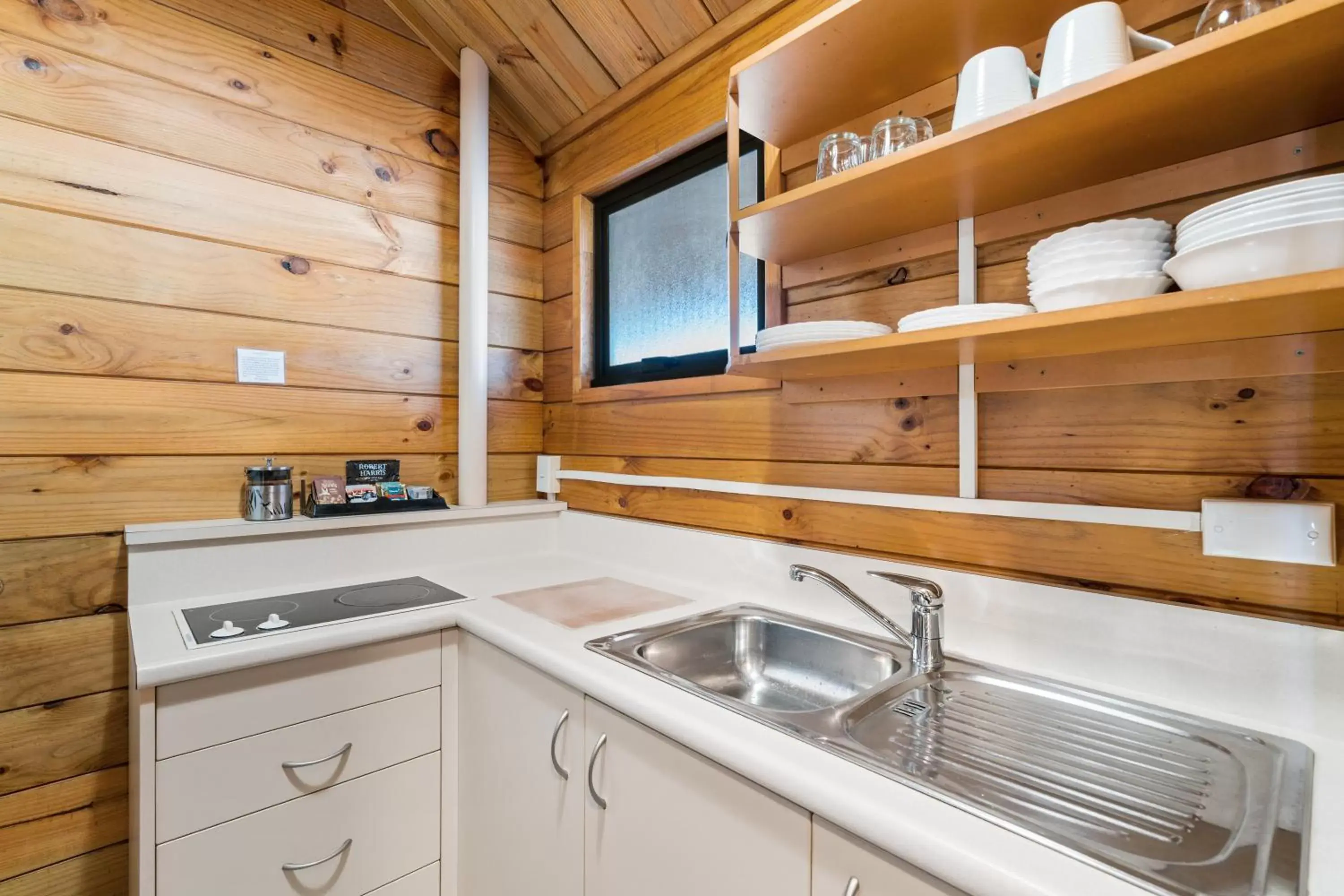 Kitchen/Kitchenette in Aspiring Lodge Motel