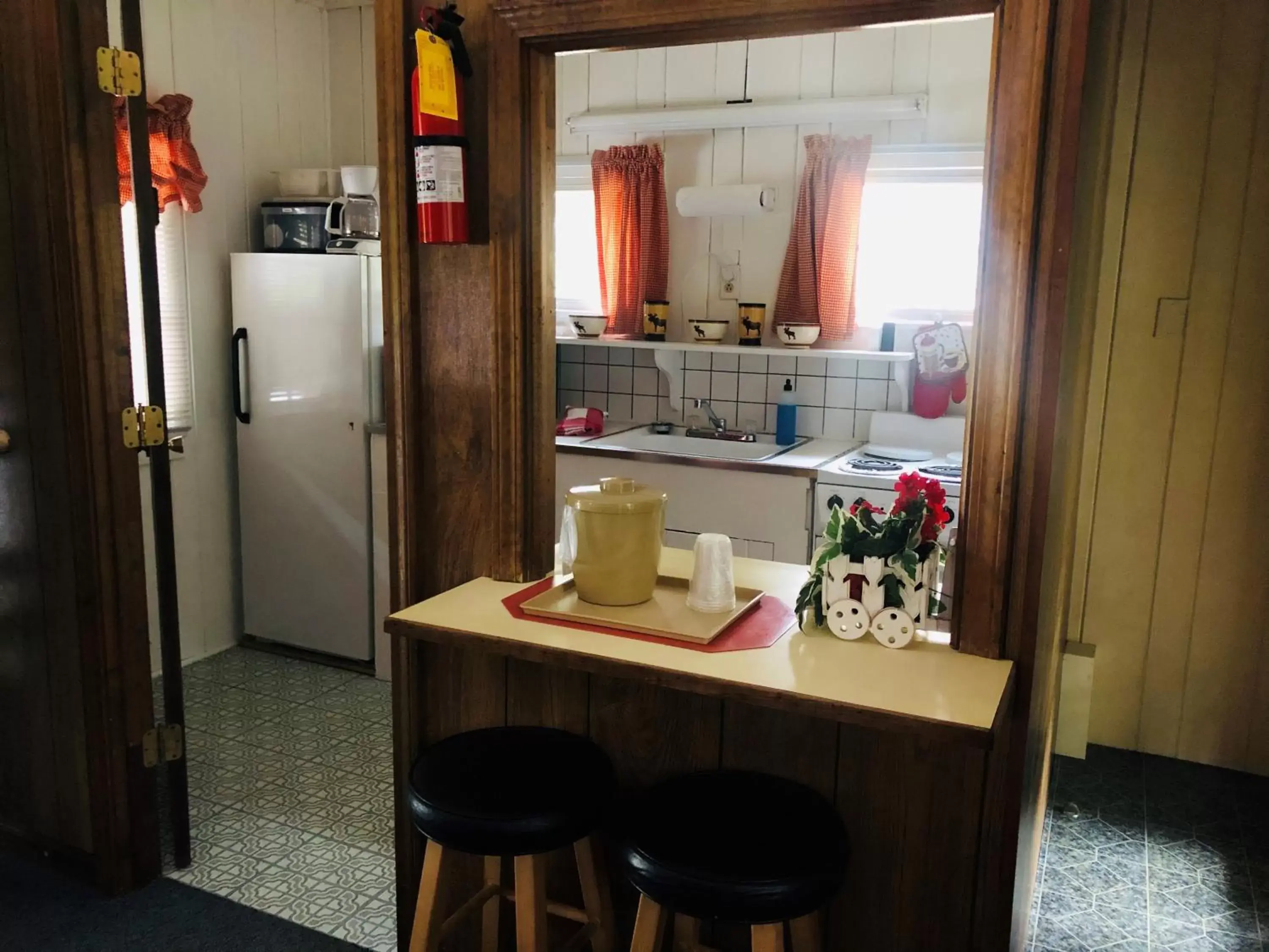 Kitchen/Kitchenette in The Evening Shade River Lodge and Cabins