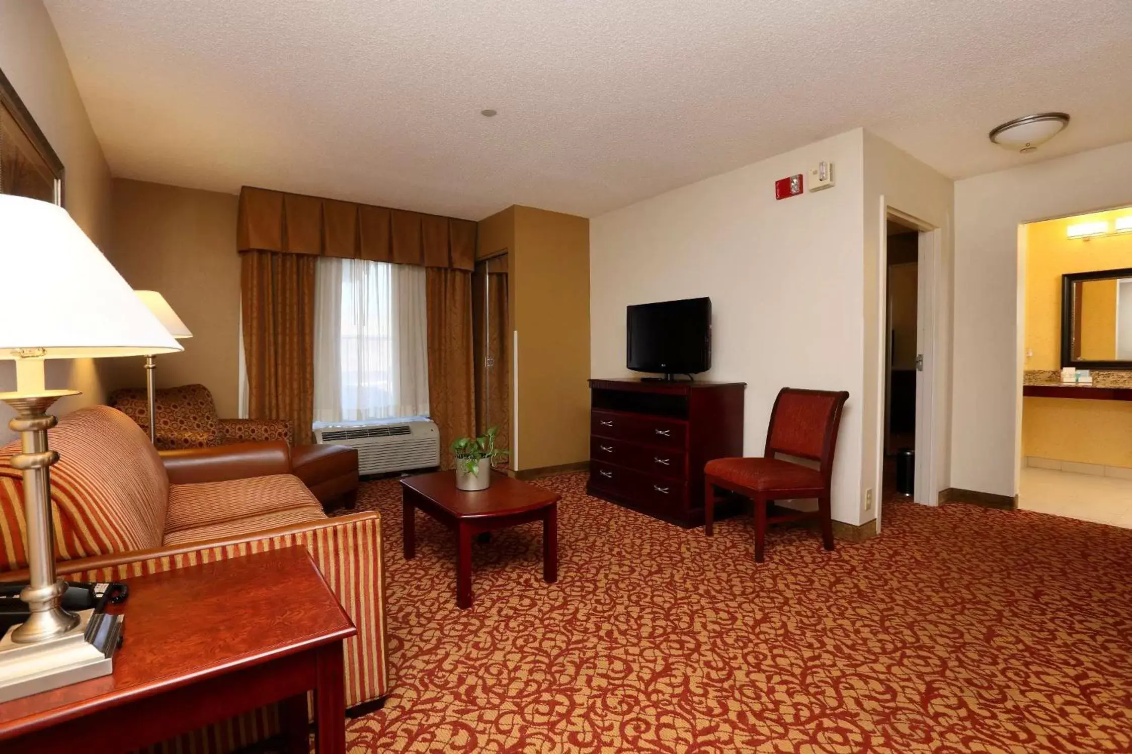 Living room, Seating Area in Hampton Inn & Suites Charlottesville at the University