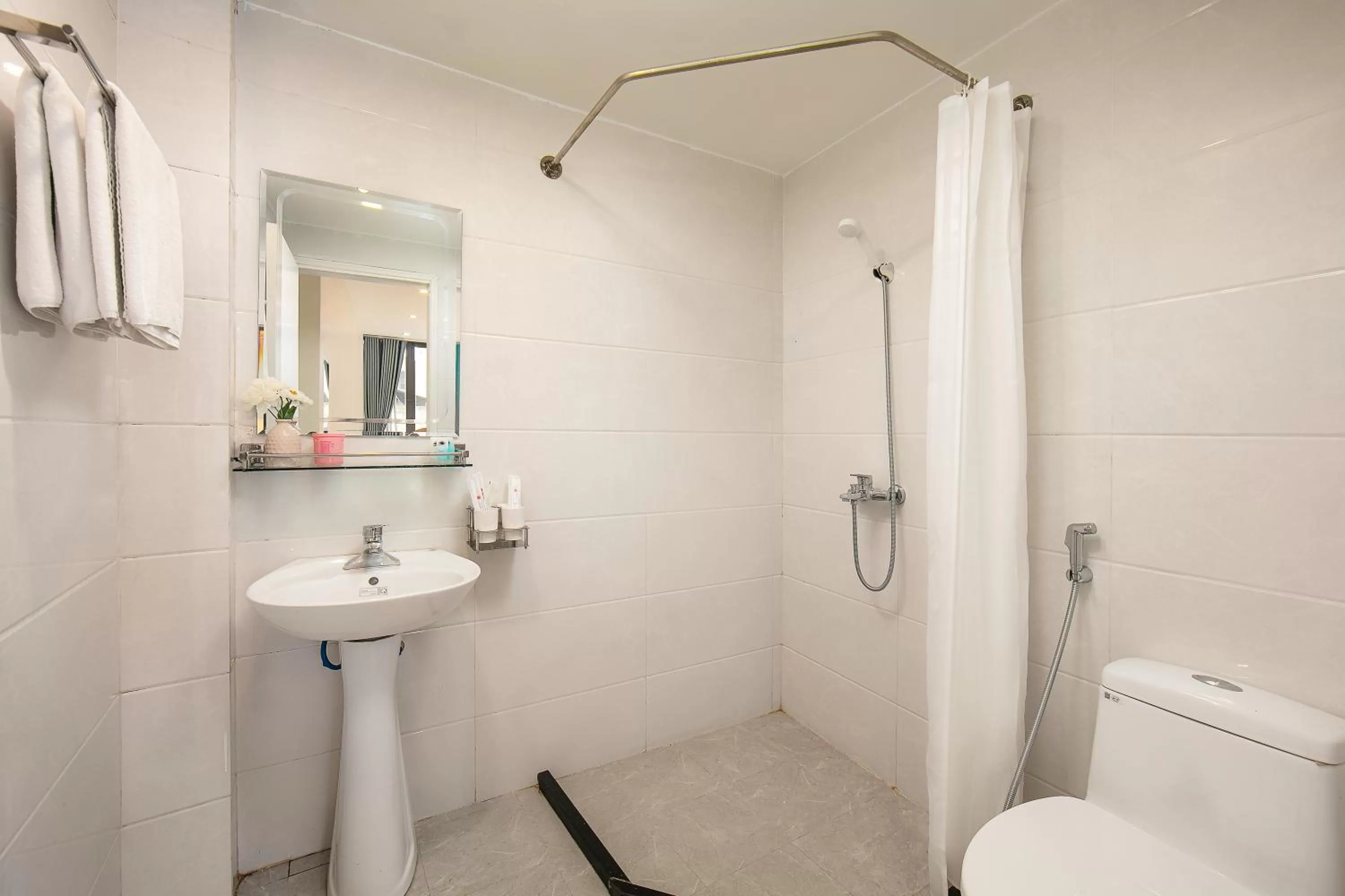 Shower in Queen Cafe Hotel & Pub