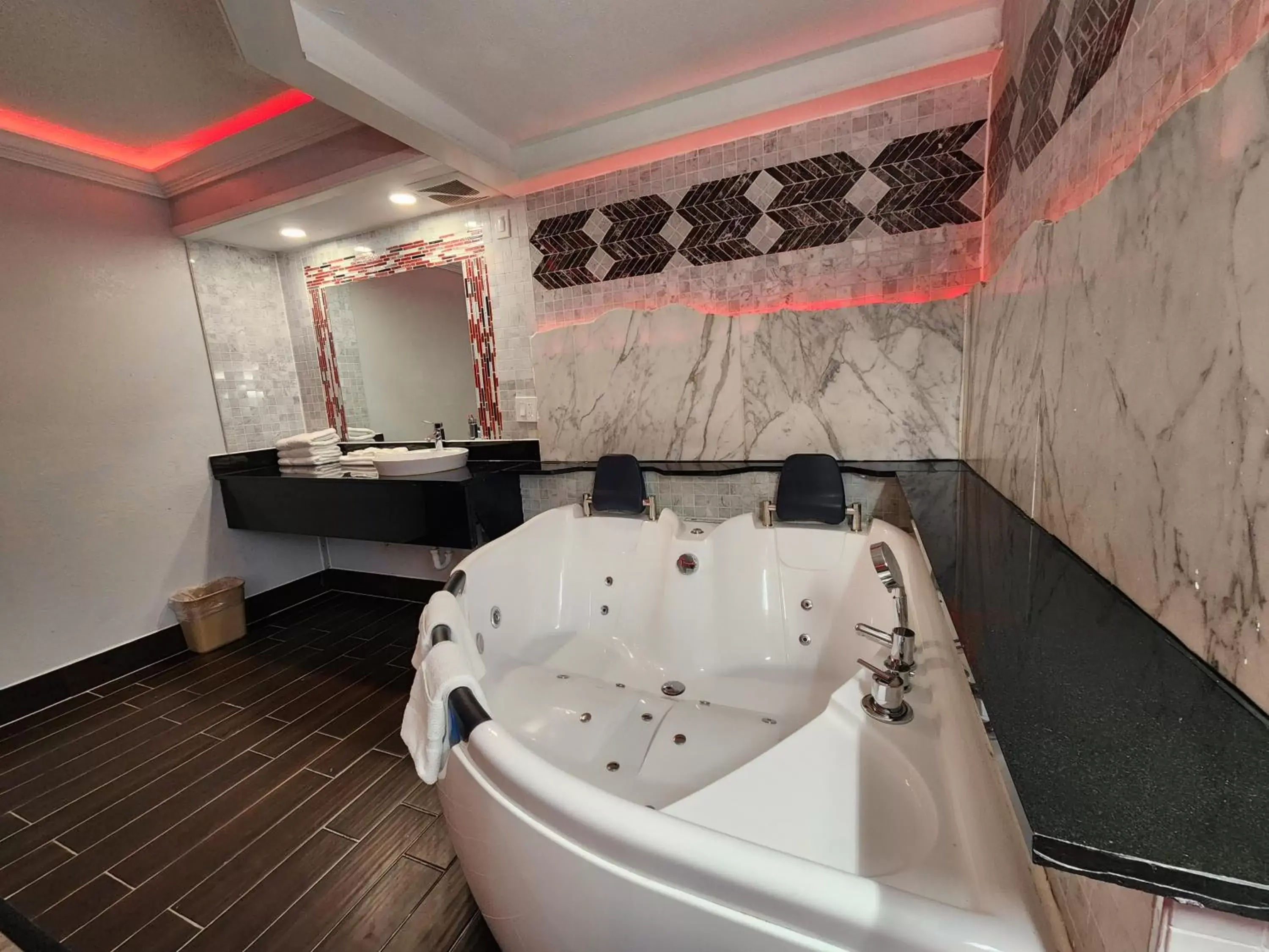 Hot Tub, Bathroom in Motel 6 North Little Rock, AR-JFK Blvd