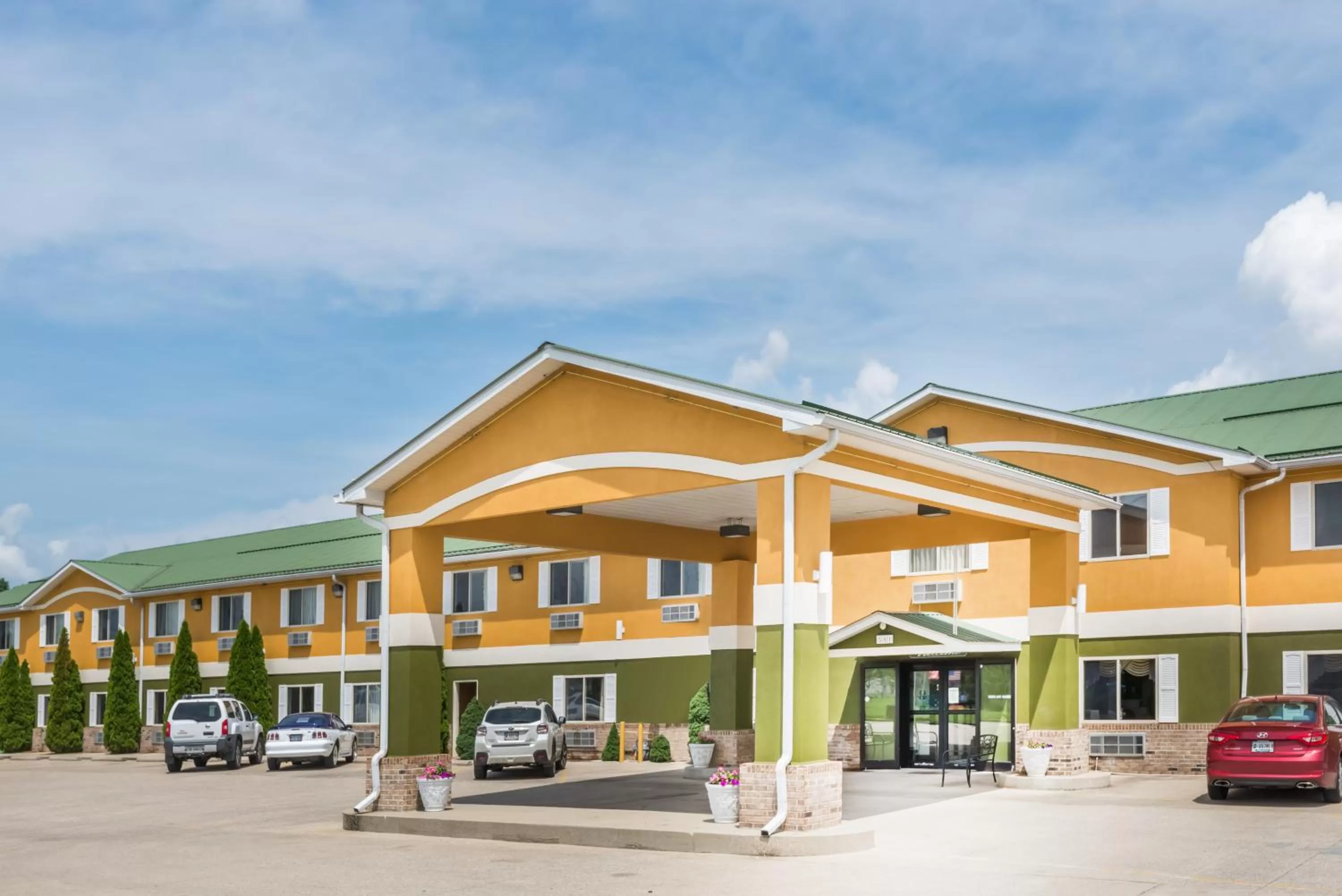 Facade/entrance in Super 8 by Wyndham Bedford