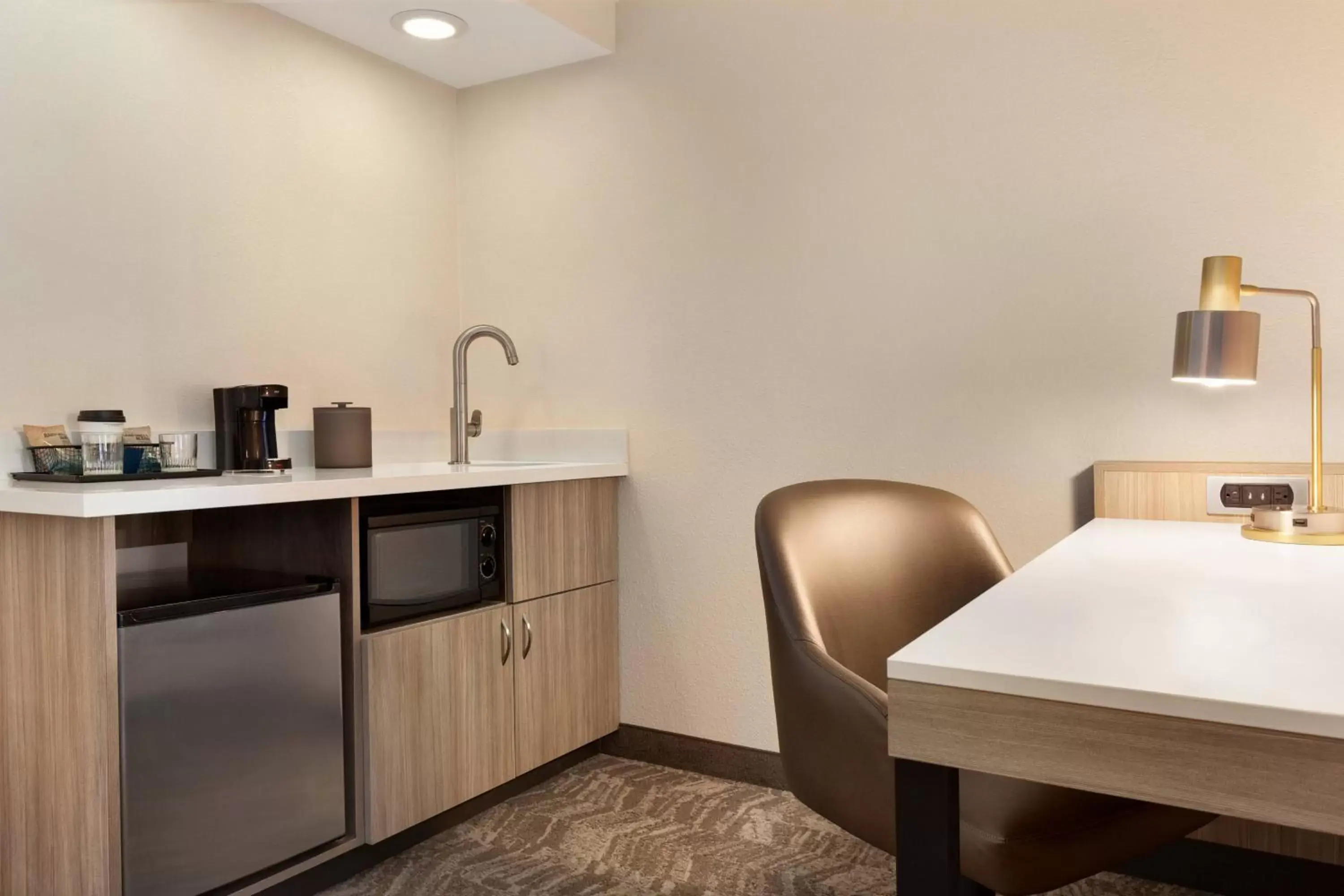 Kitchen or kitchenette, Kitchen/Kitchenette in SpringHill Suites Phoenix Chandler/Fashion Center